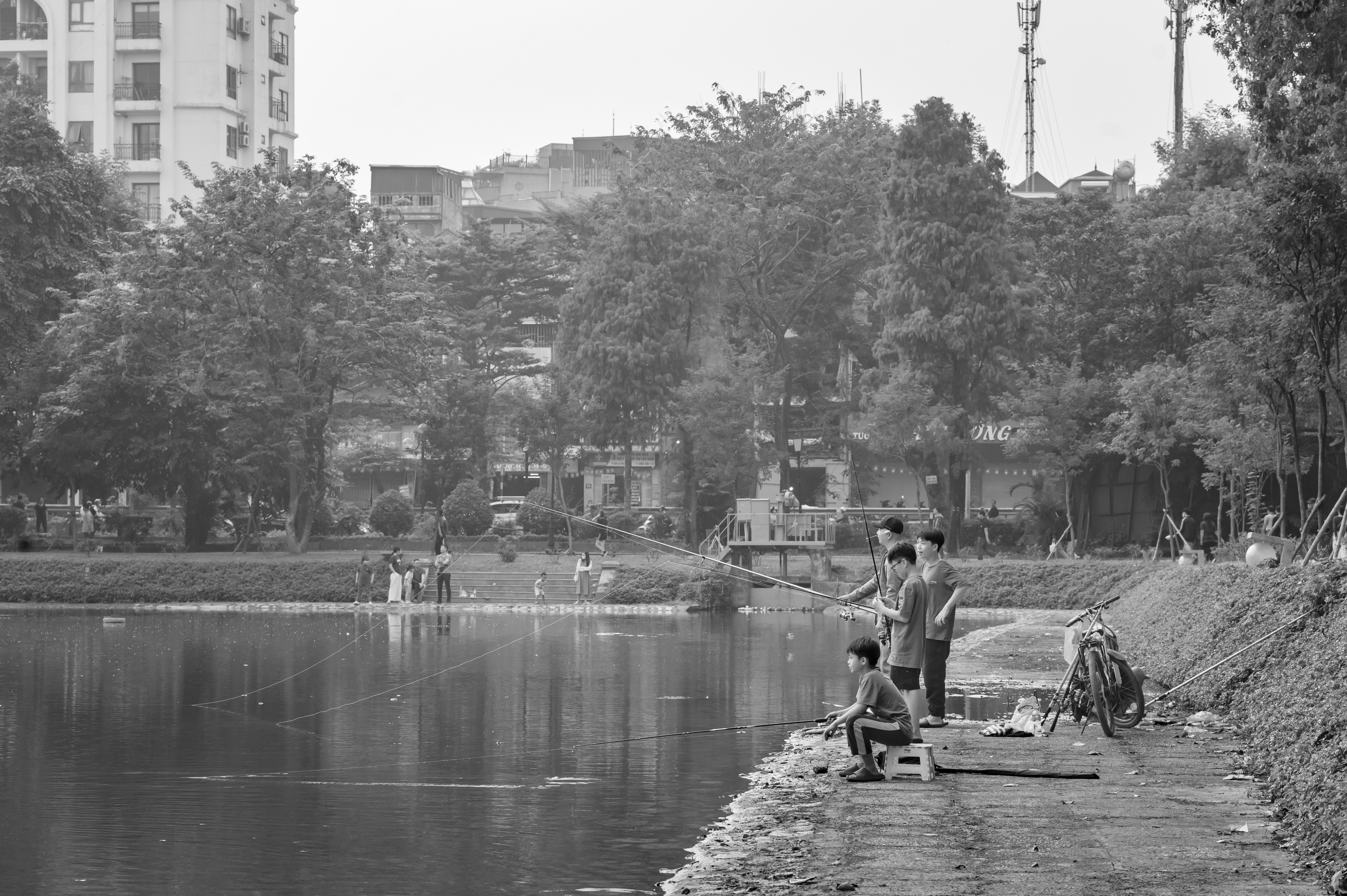 इंदौर के किसी अस्पताल में इलाज करा रहे बीमार लोगों की भीड़ या दूषित पानी से प्रभावित मोहल्ले में स्वास्थ्य शिविर लगाकर लोगों की जांच करते मेडिकल स्टाफ।