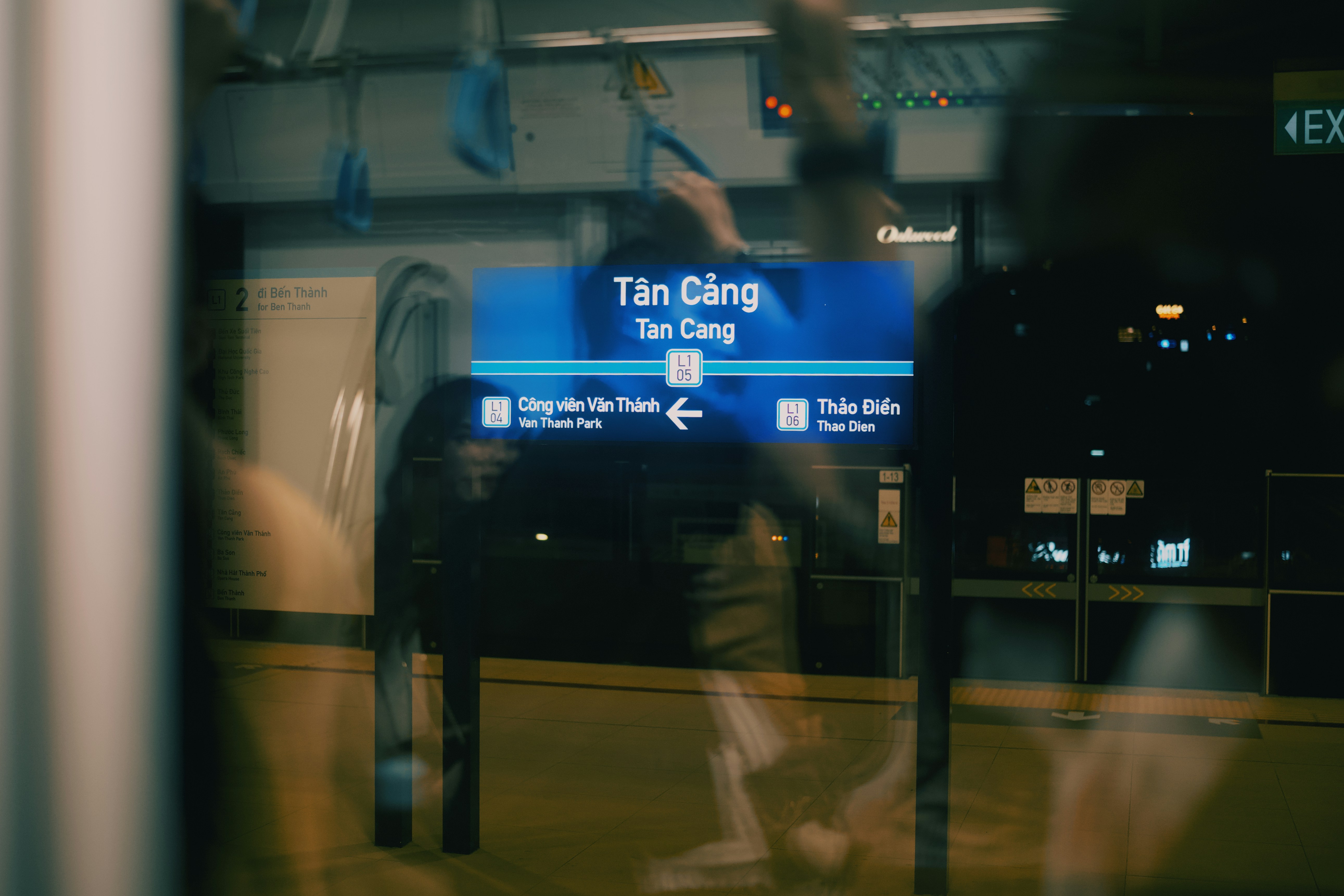 Cartel azul con texto vietnamita por la noche