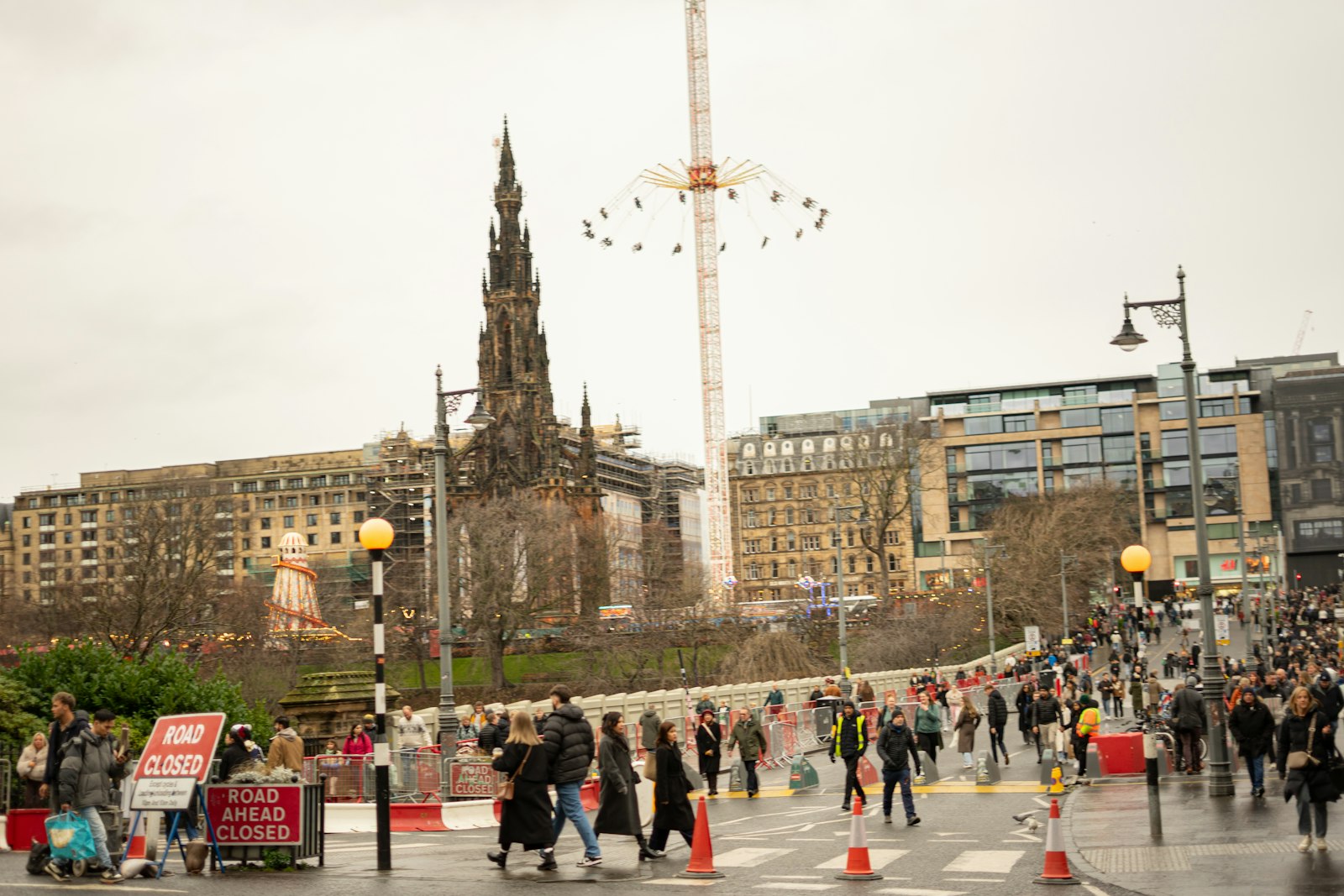 Le Scott Monument et la grande roue de Noël sur Princes Street, à Édimbourg