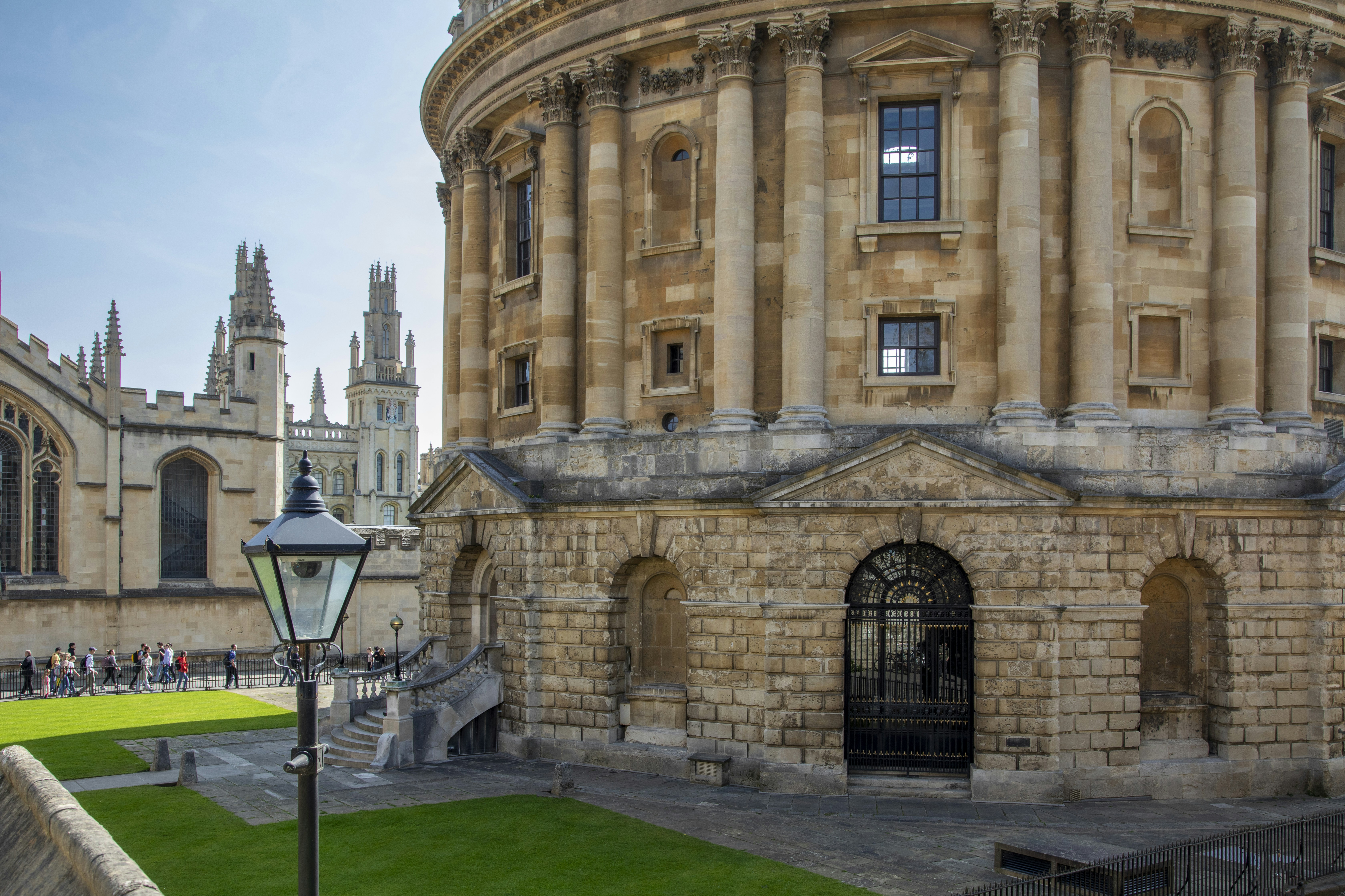 Bâtiment historique en pierre avec fenêtres voûtées et tours.