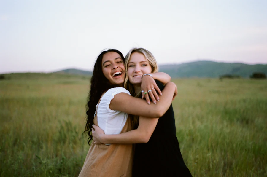 Duas amigas se abraçando e sorrindo