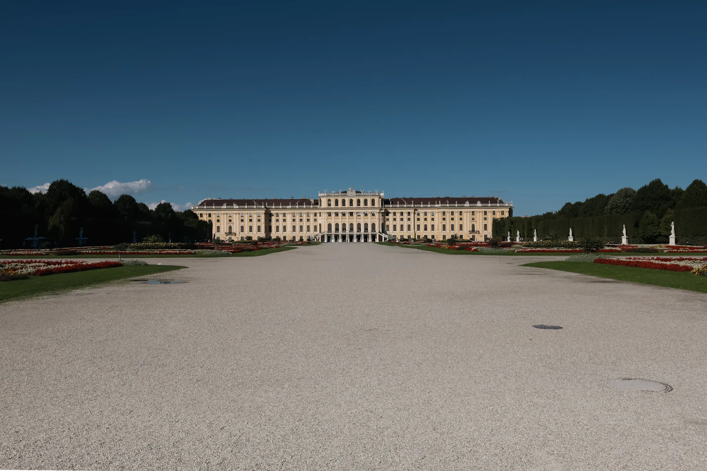 Schloss Schönbrunn mit Gloriette und Schlossgarten in Wien