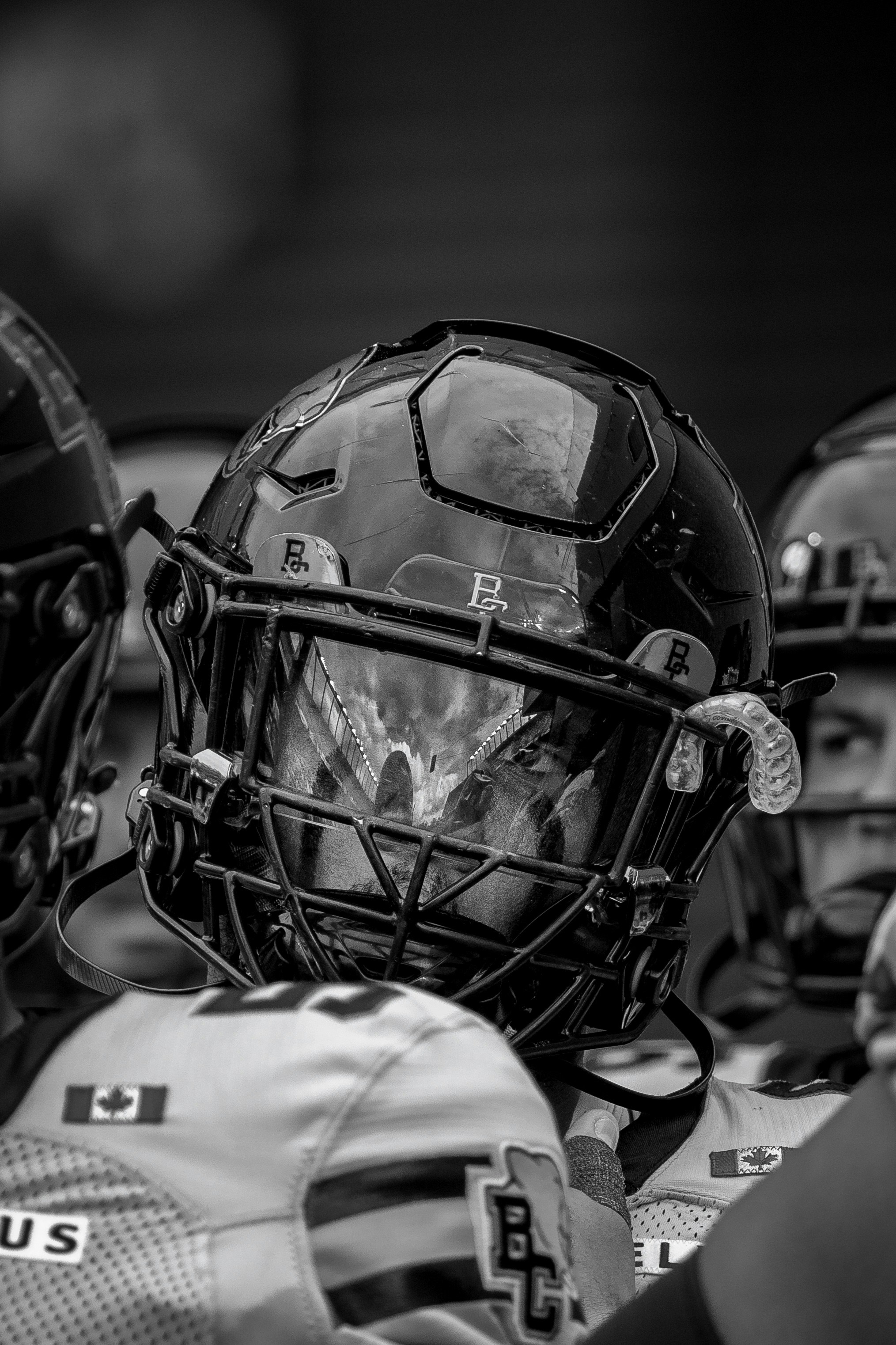 Primo piano del casco di un giocatore di football