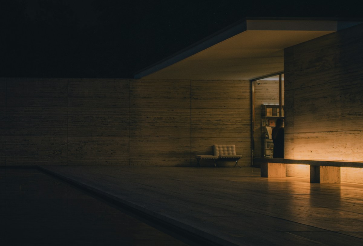Interior de prédio moderno com iluminação quente à noite