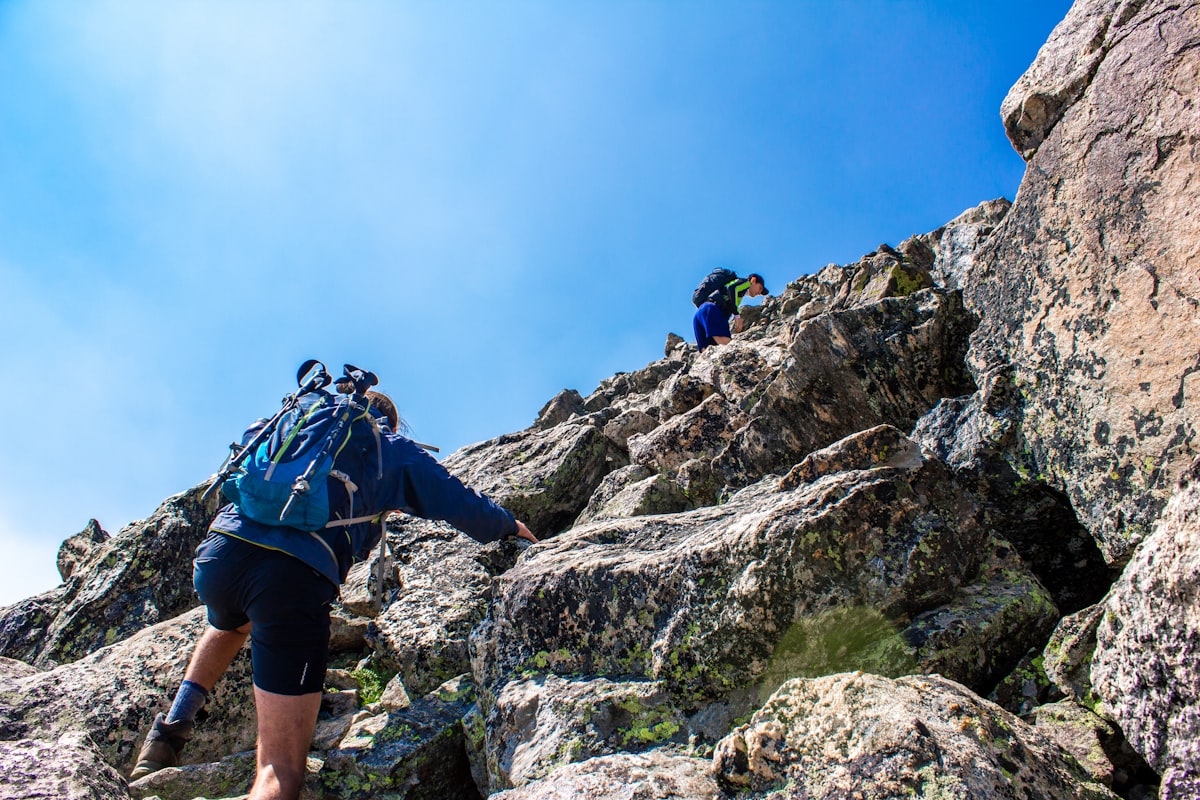 Randonneurs progressant sur un chemin de montagne, symbole des petites victoires accumulées