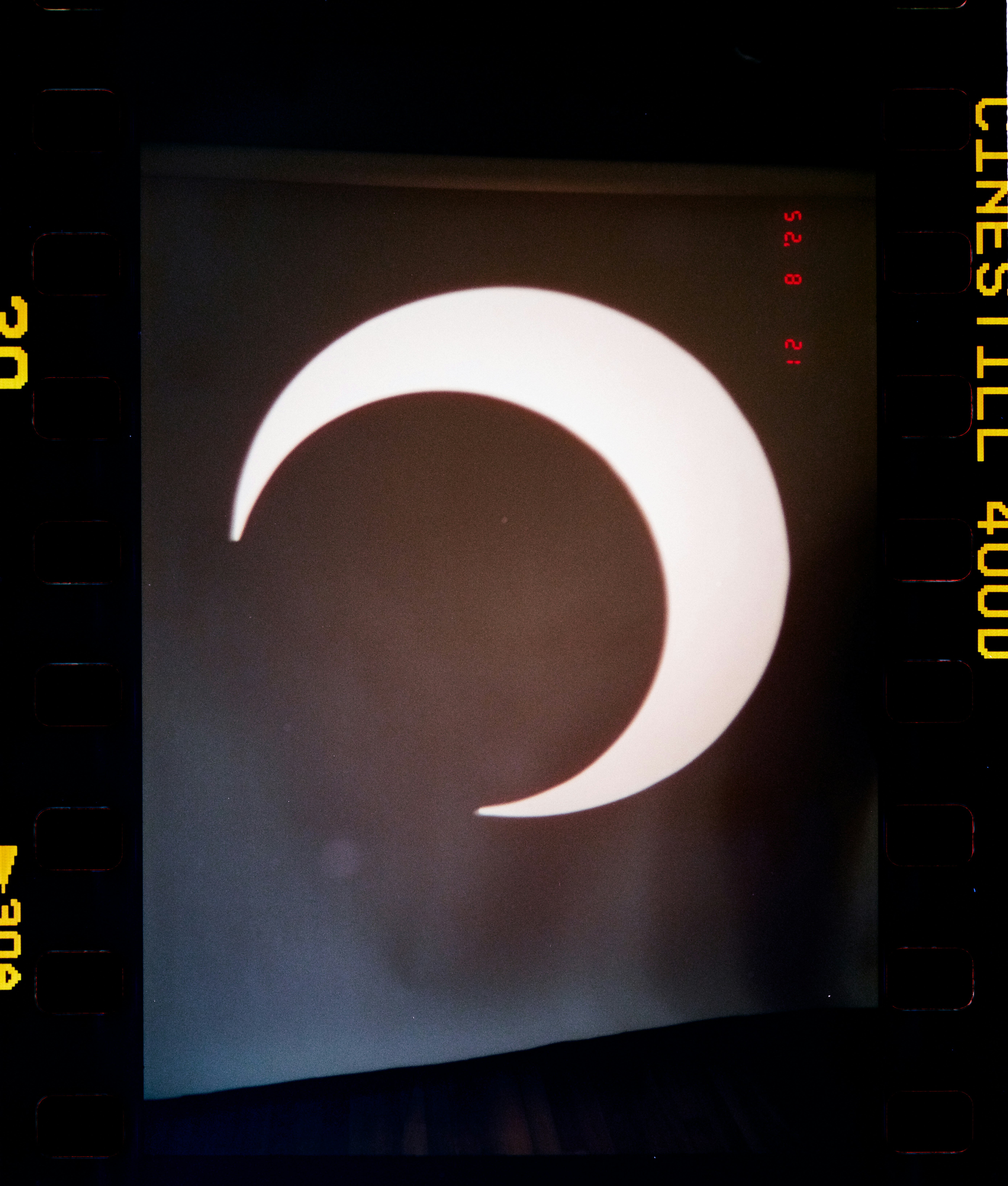 Forma di luna crescente su sfondo scuro