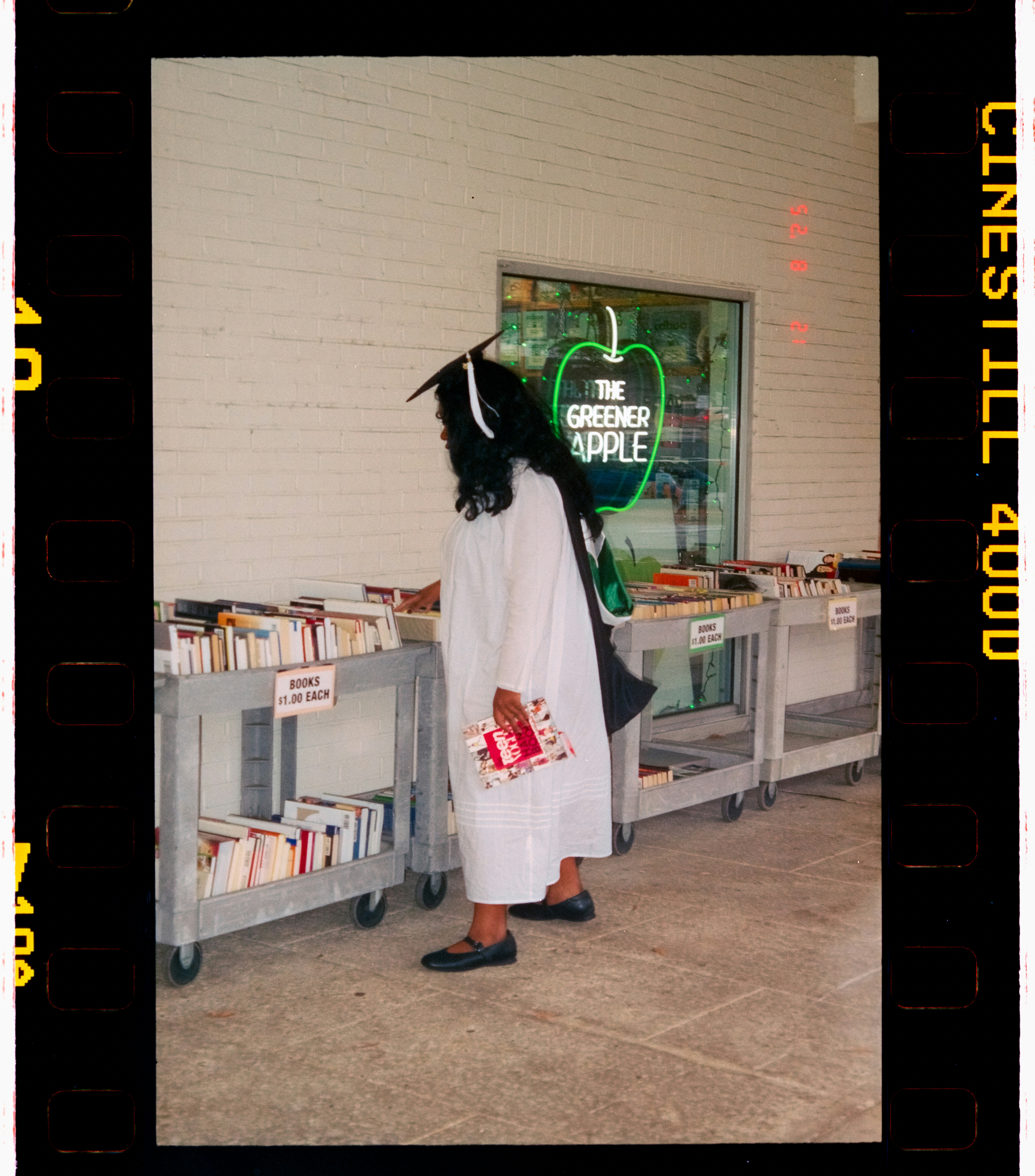 Absolvent stöbert vor dem Laden in Büchern