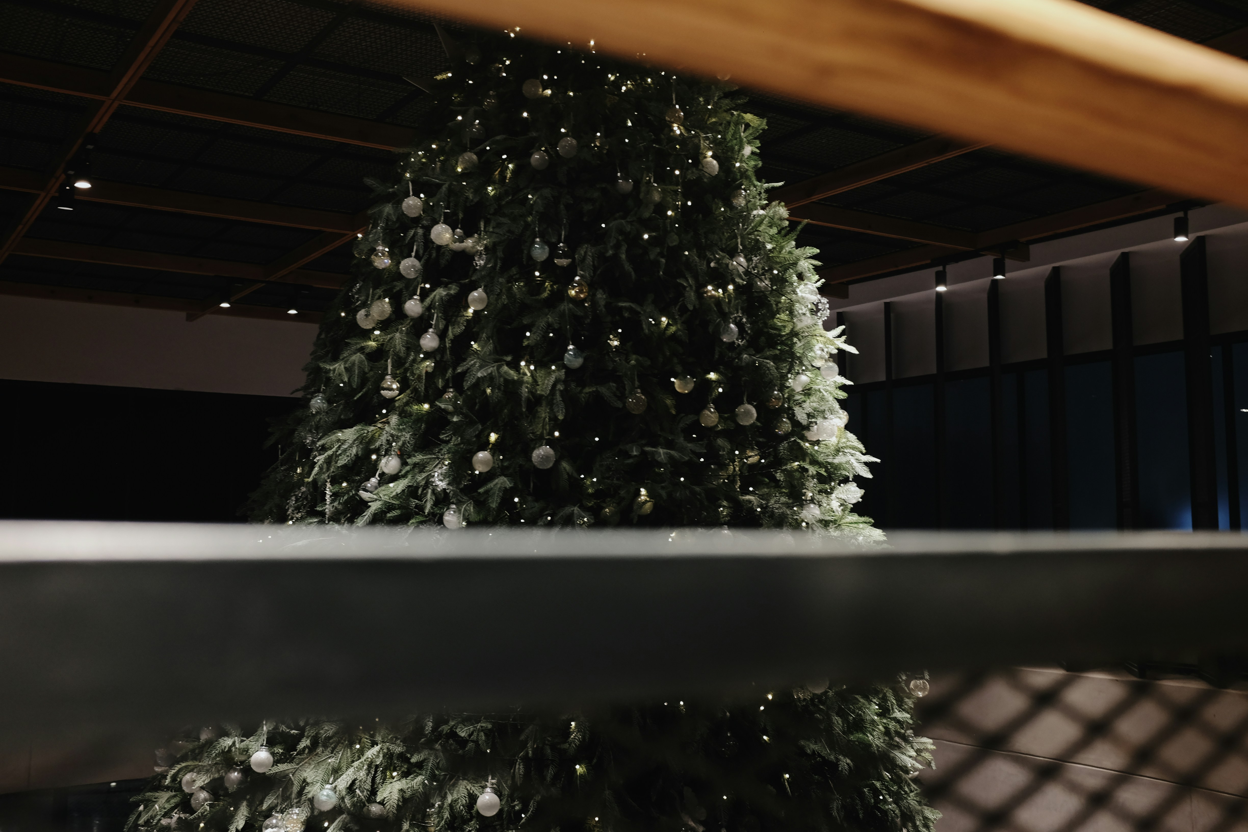 Ein großer, verzierter Weihnachtsbaum drinnen
