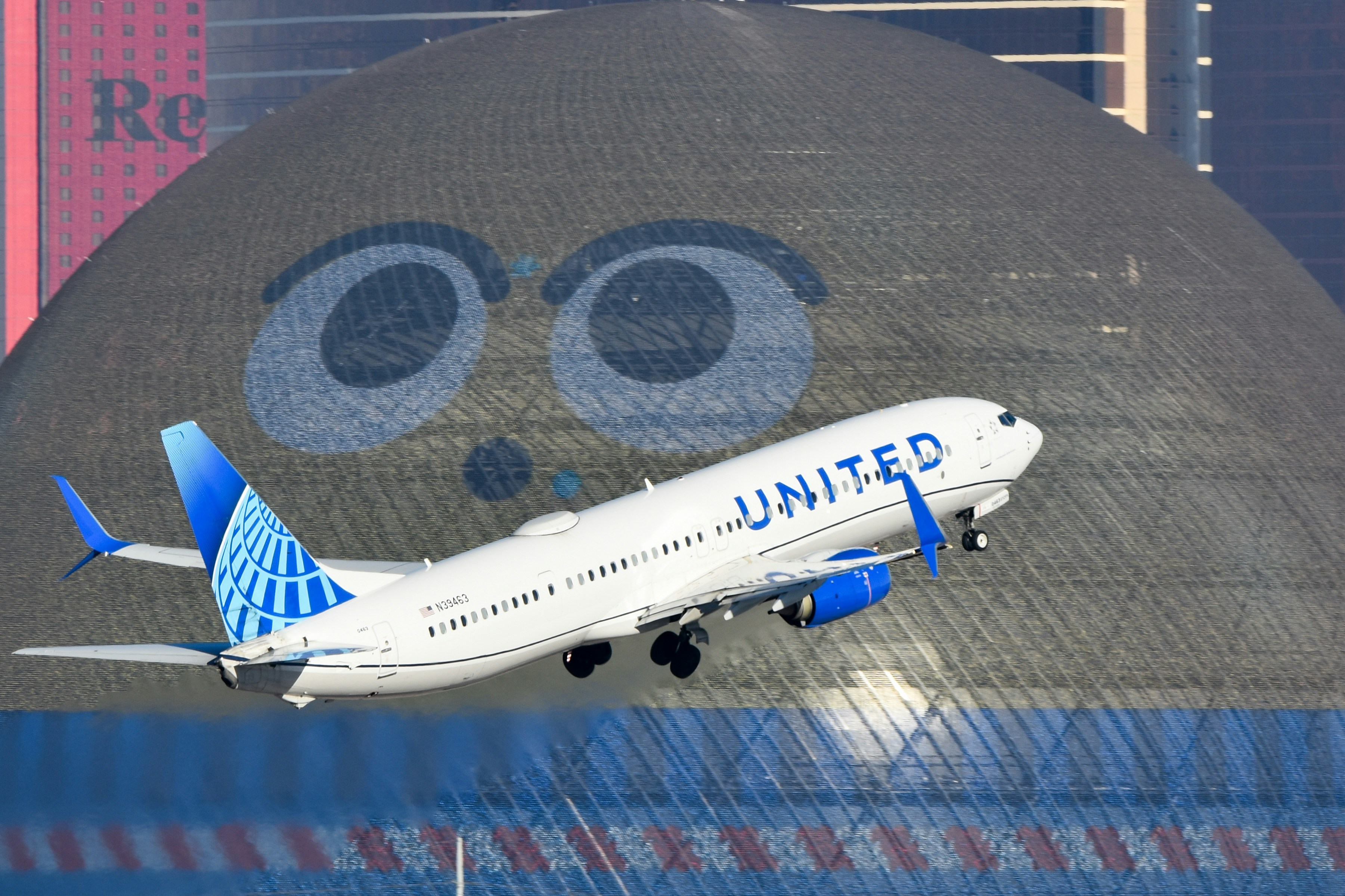 Avión United despegando frente a una gran cúpula.