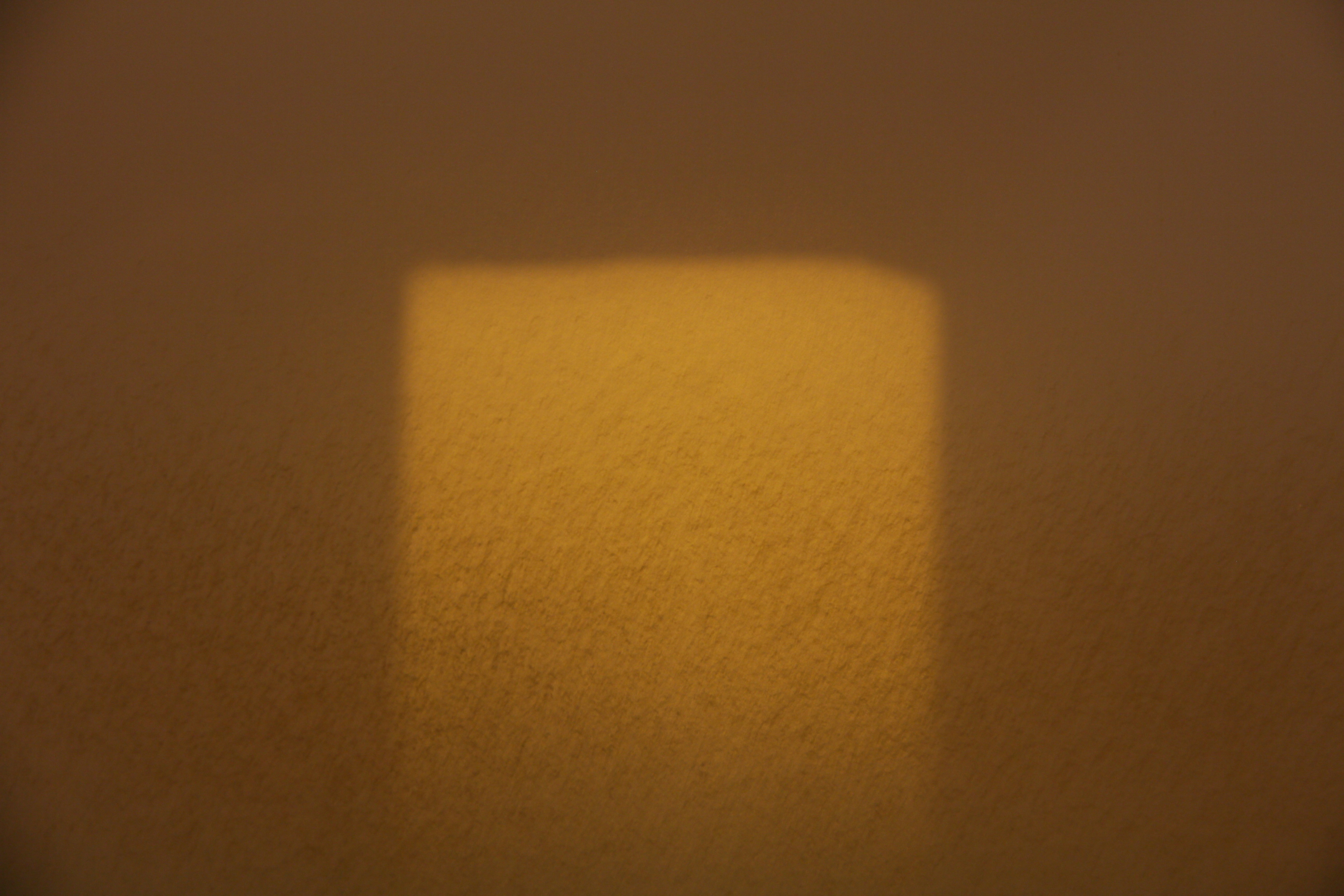 Un motif abstrait de lumière et de lignes géométriques.