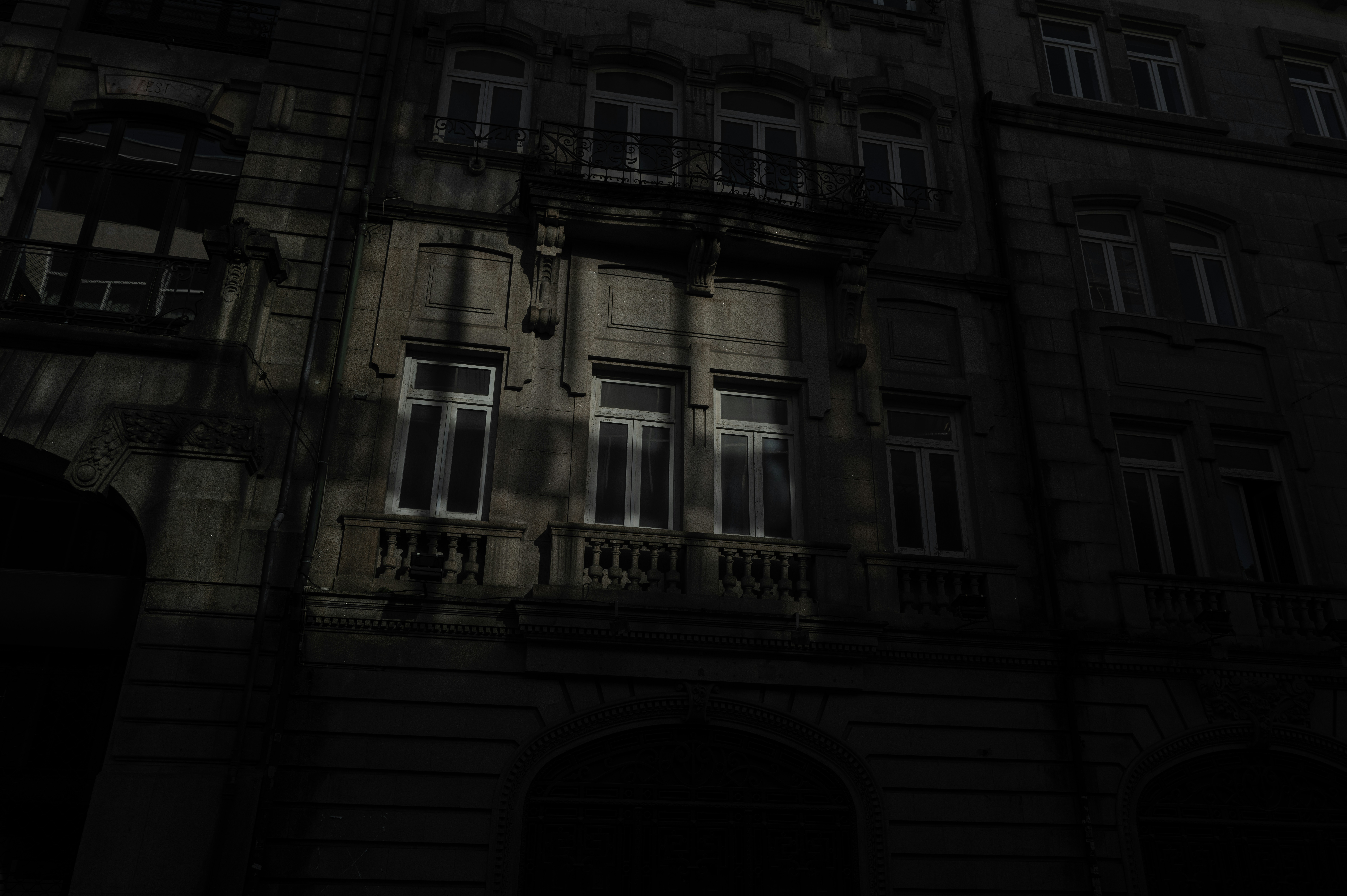 Façade sombre d’un vieux bâtiment la nuit