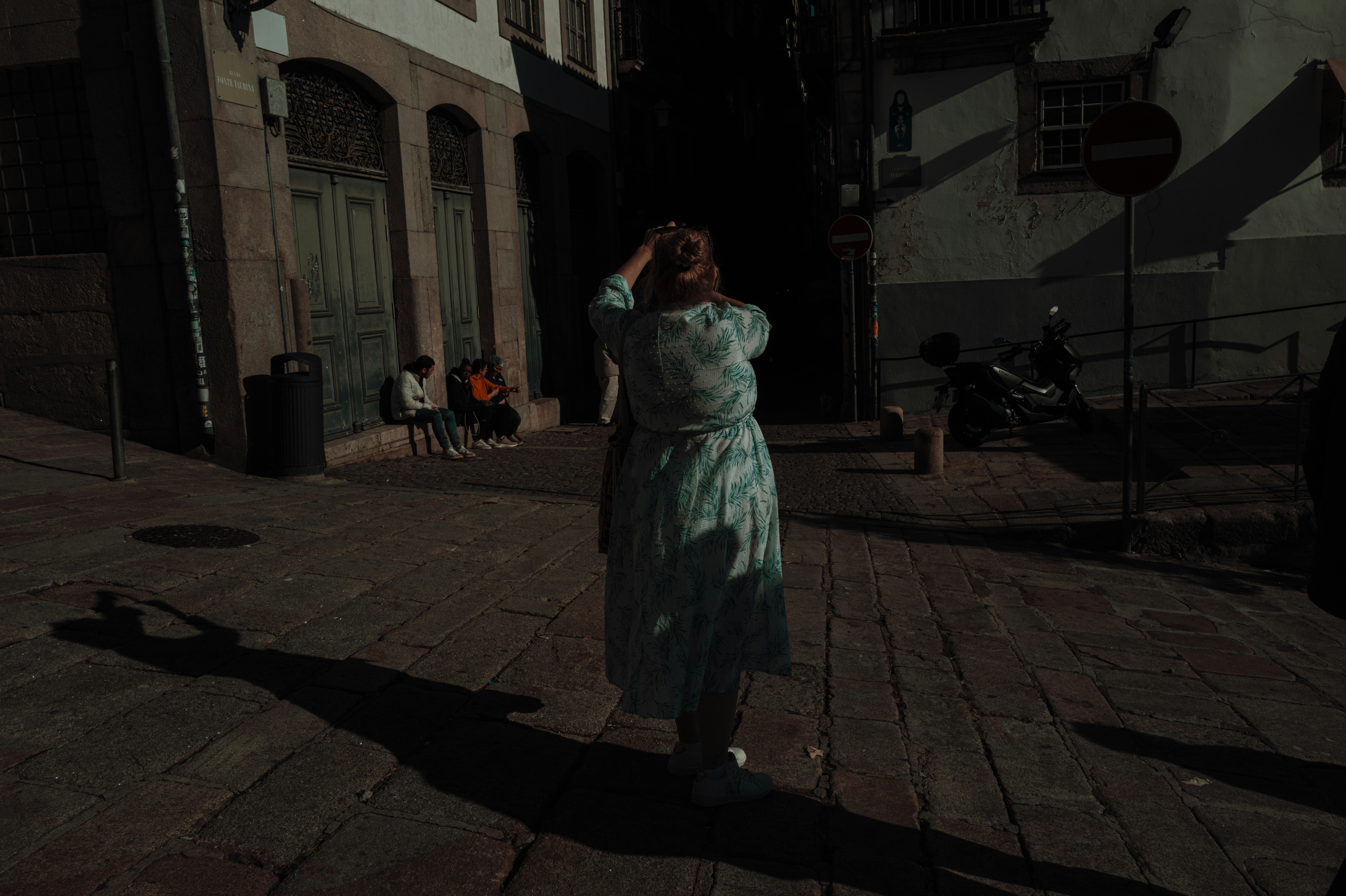 Femme en robe qui lève les yeux la nuit