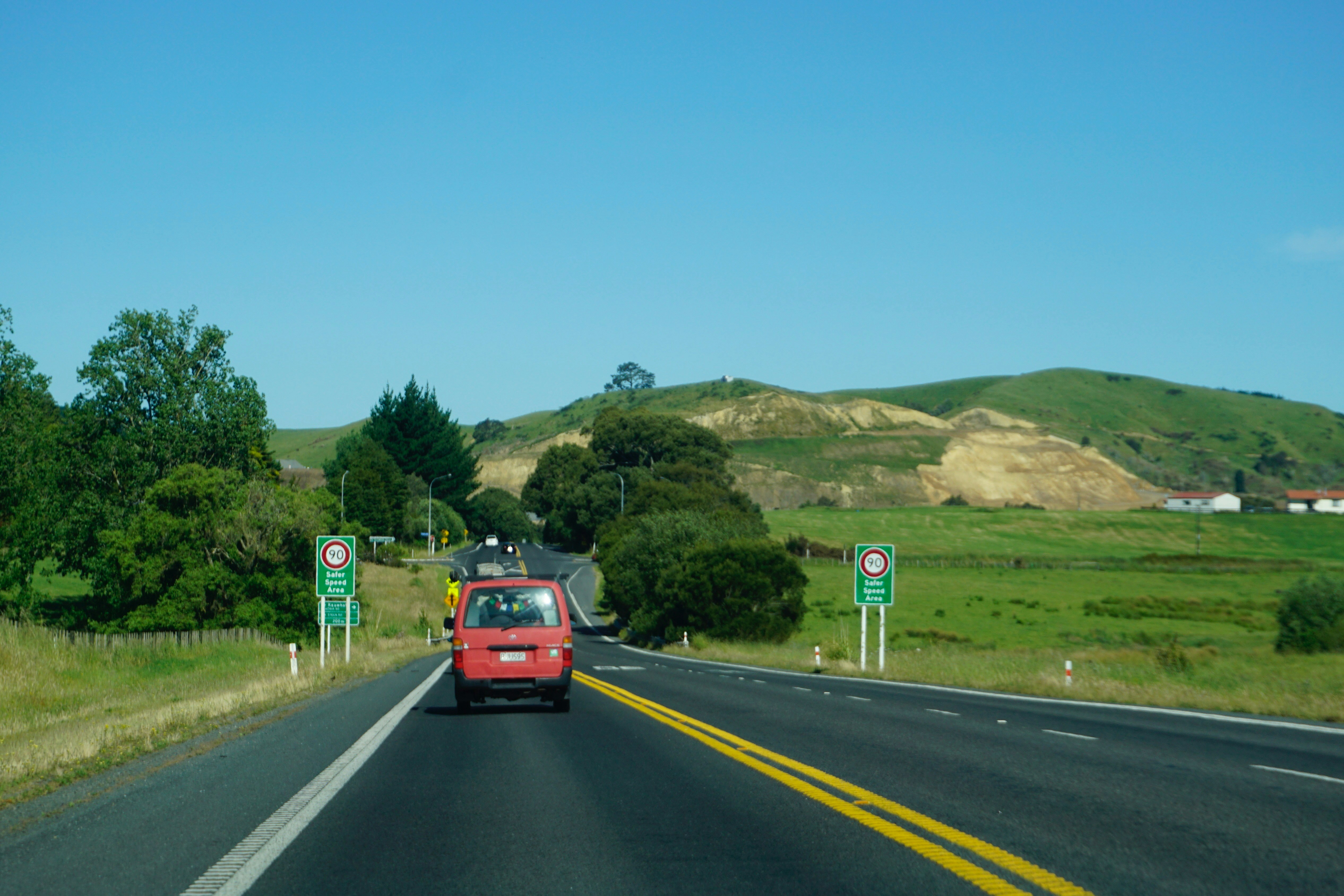 Mazda MX-5 scenic road, ilustrasi artikel The Ultimate Mazda MX-5 Miata Wallpaper Collection: Capturing Roadster Life 2