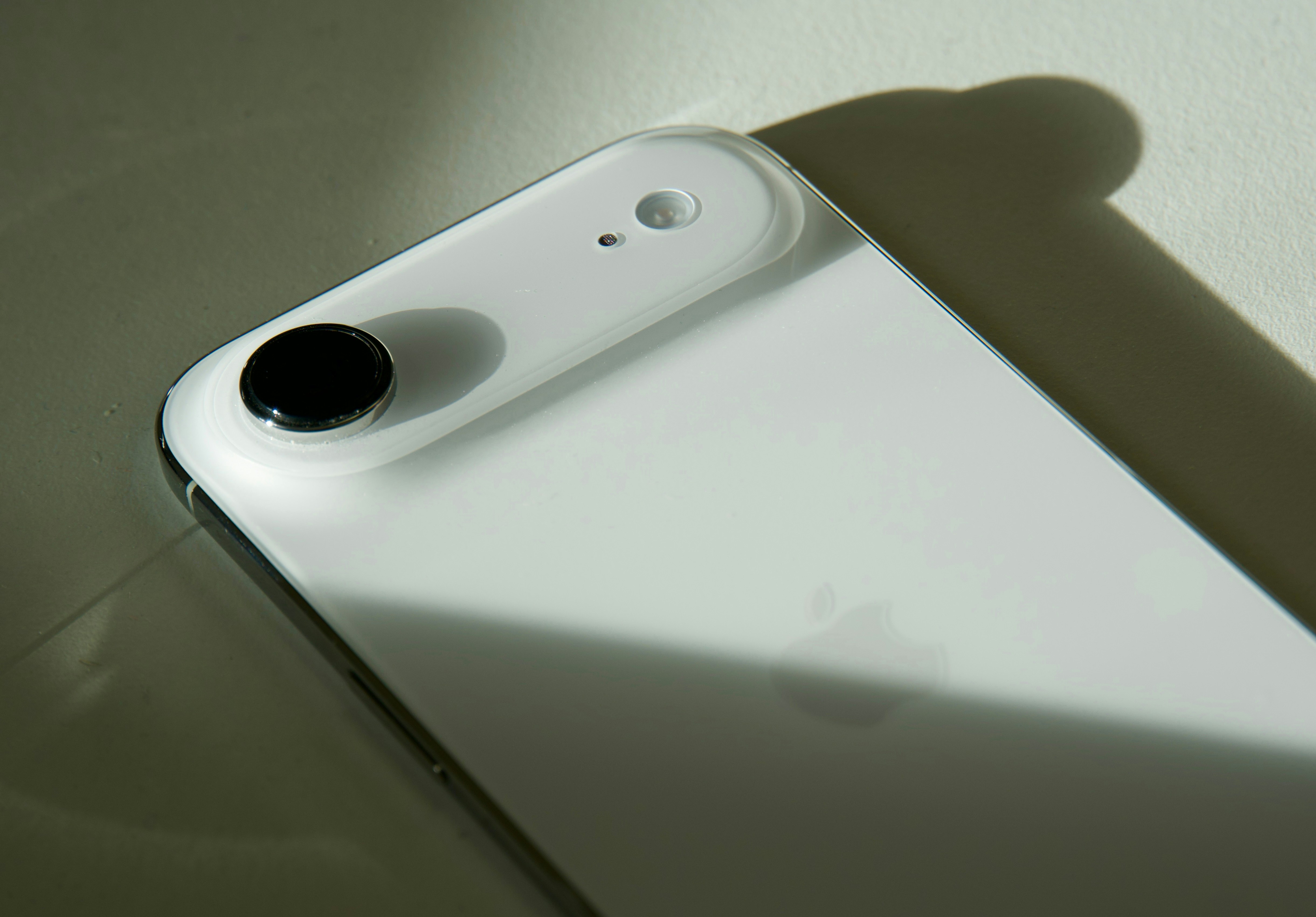 Apple’s New iPhone Feature Blocks Carrier Location Tracking Post feature image