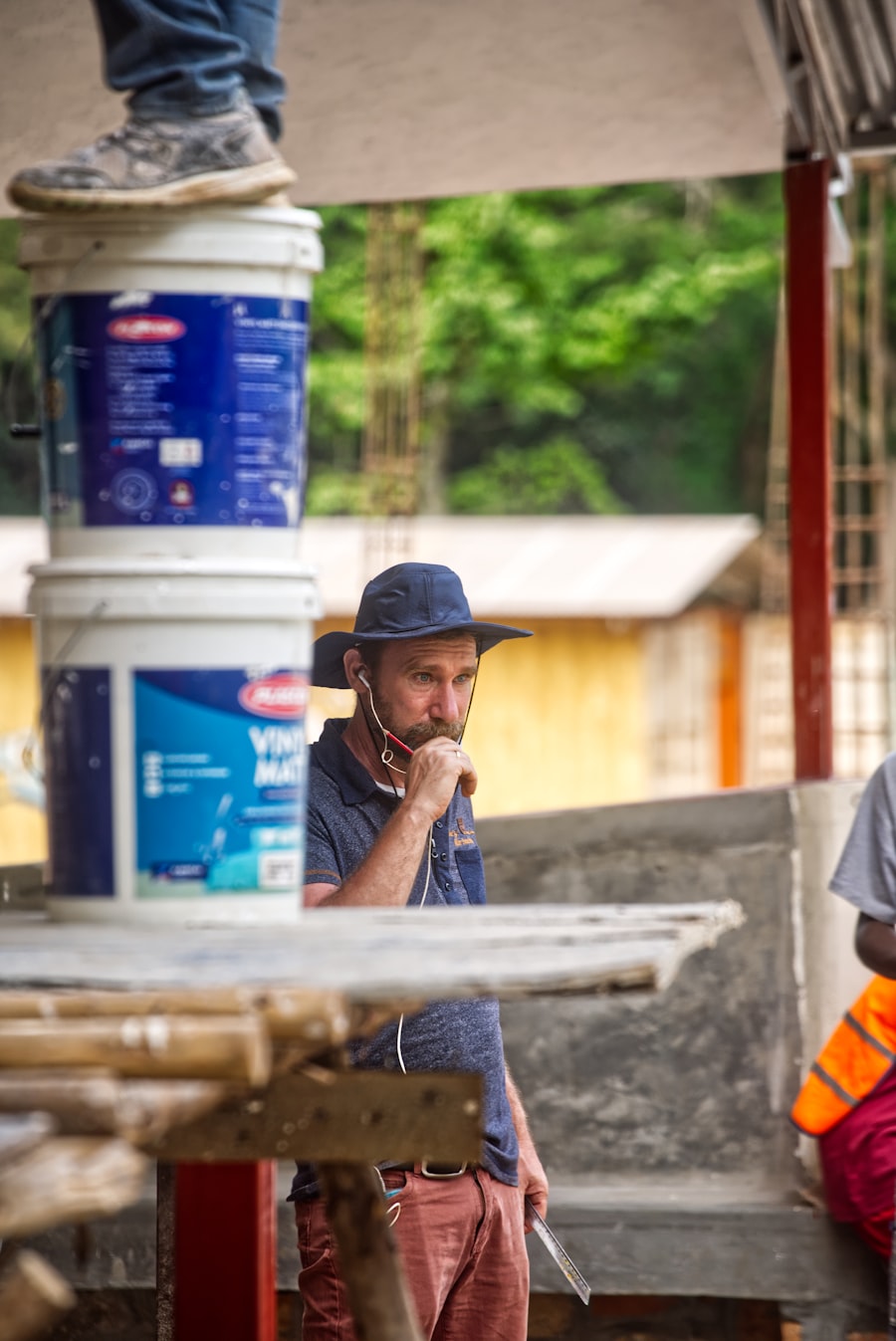 Ouvrier concentré sur un chantier, Ouganda