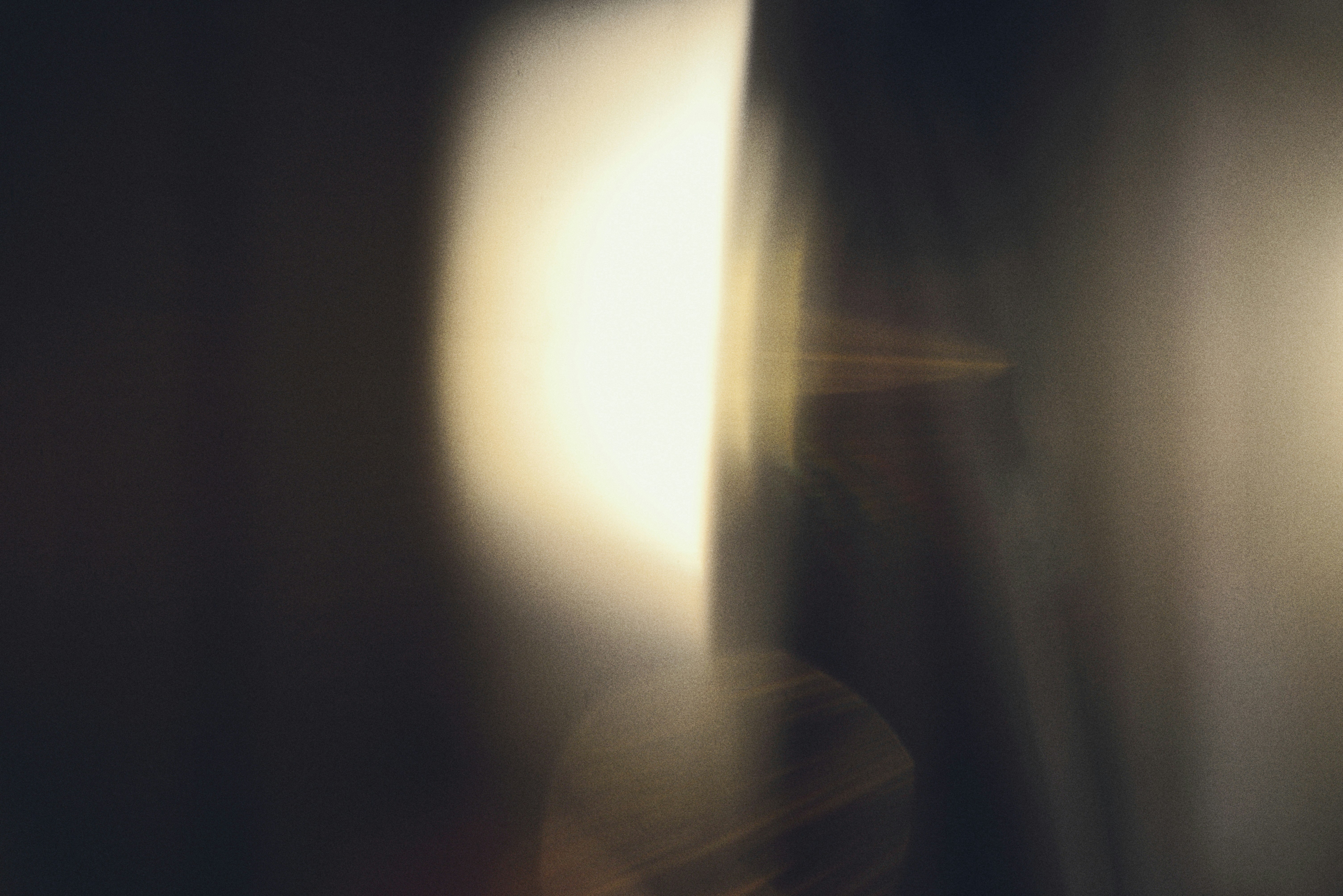 Abstract background, soft light, ilustrasi artikel Conquer the Lens: Your Guide to Feeling Confident on Camera 1