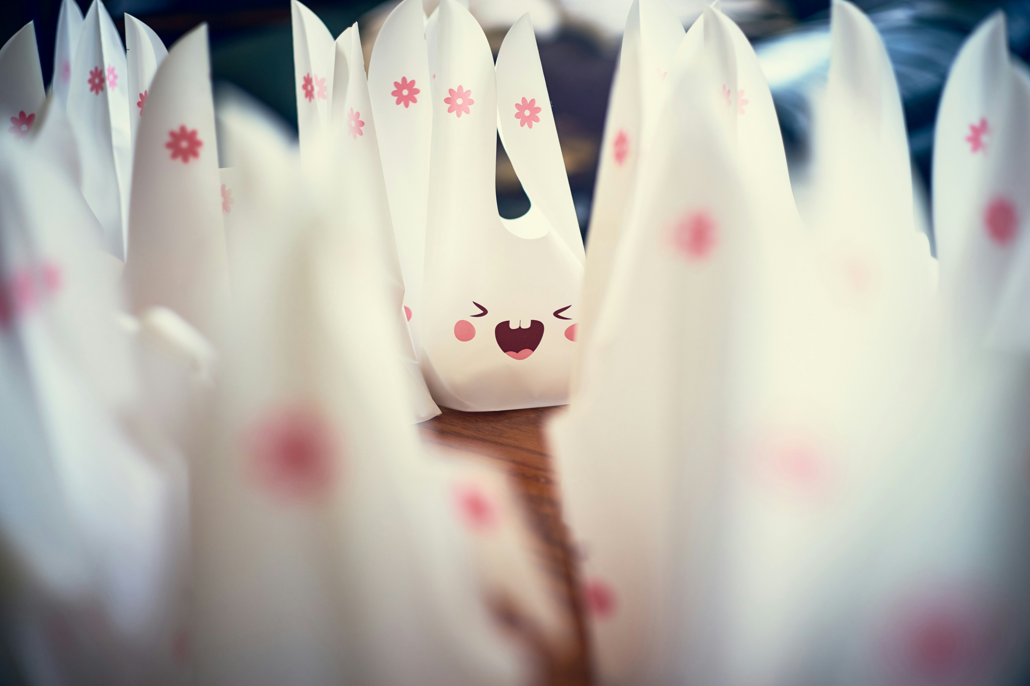 Figuras monas de conejitos animados con flores rosas.