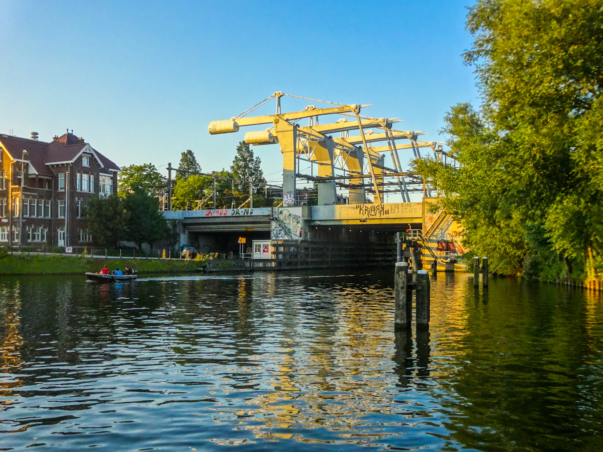 Gracht met Bomen langs het water woningen langs het water