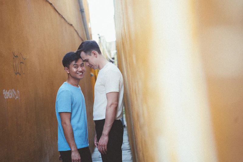 狭窄巷道中，两男紧密依偎