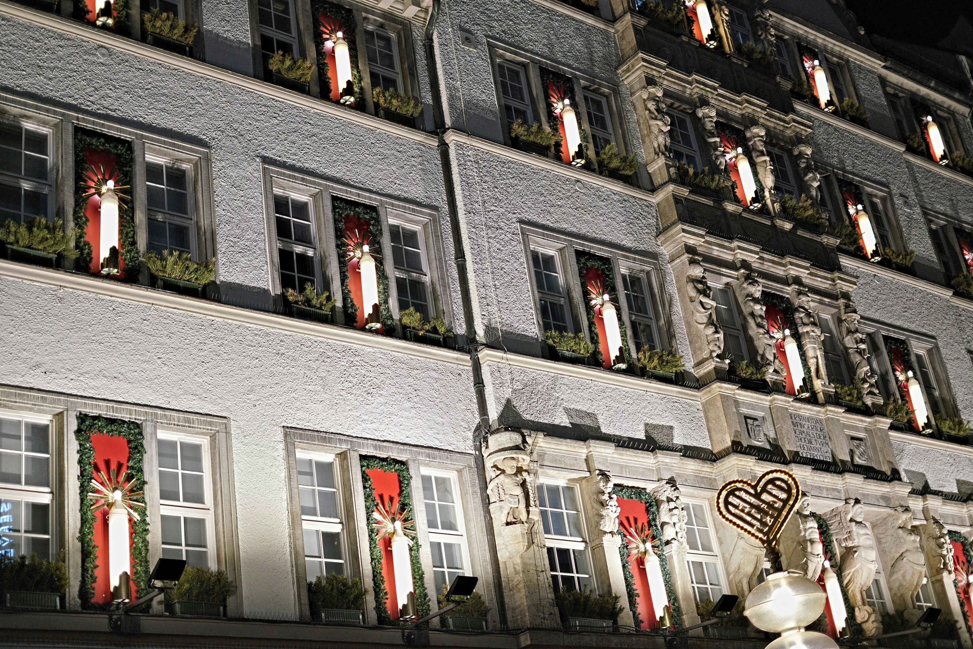 Façade du bâtiment décorée pour Noël avec des lumières.
