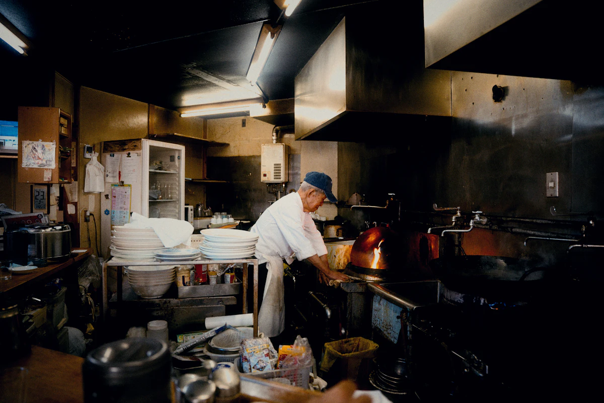 Cuisinier au travail dans la cuisine d'un restaurant