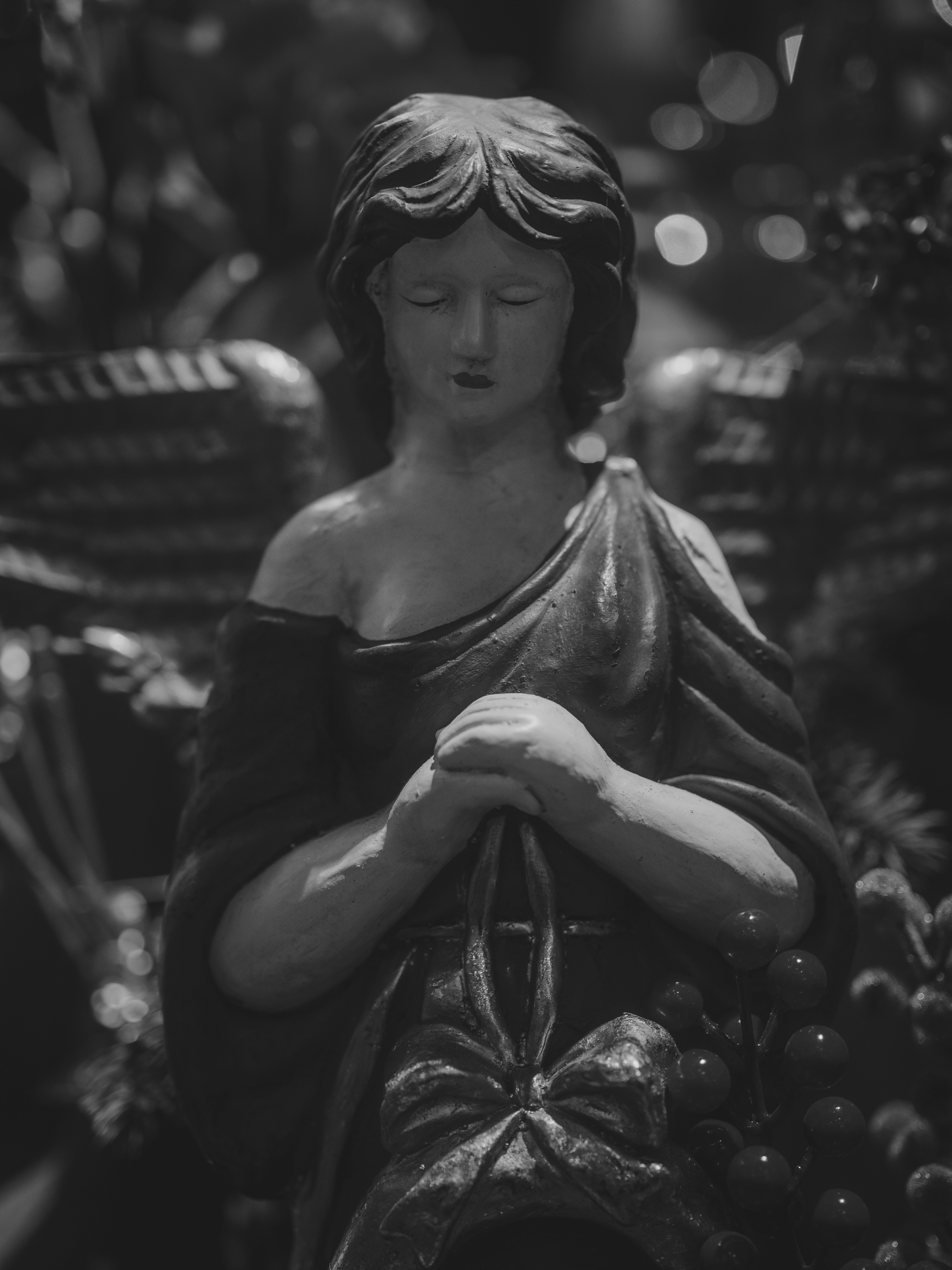 Una statua bianca e nera di un angelo