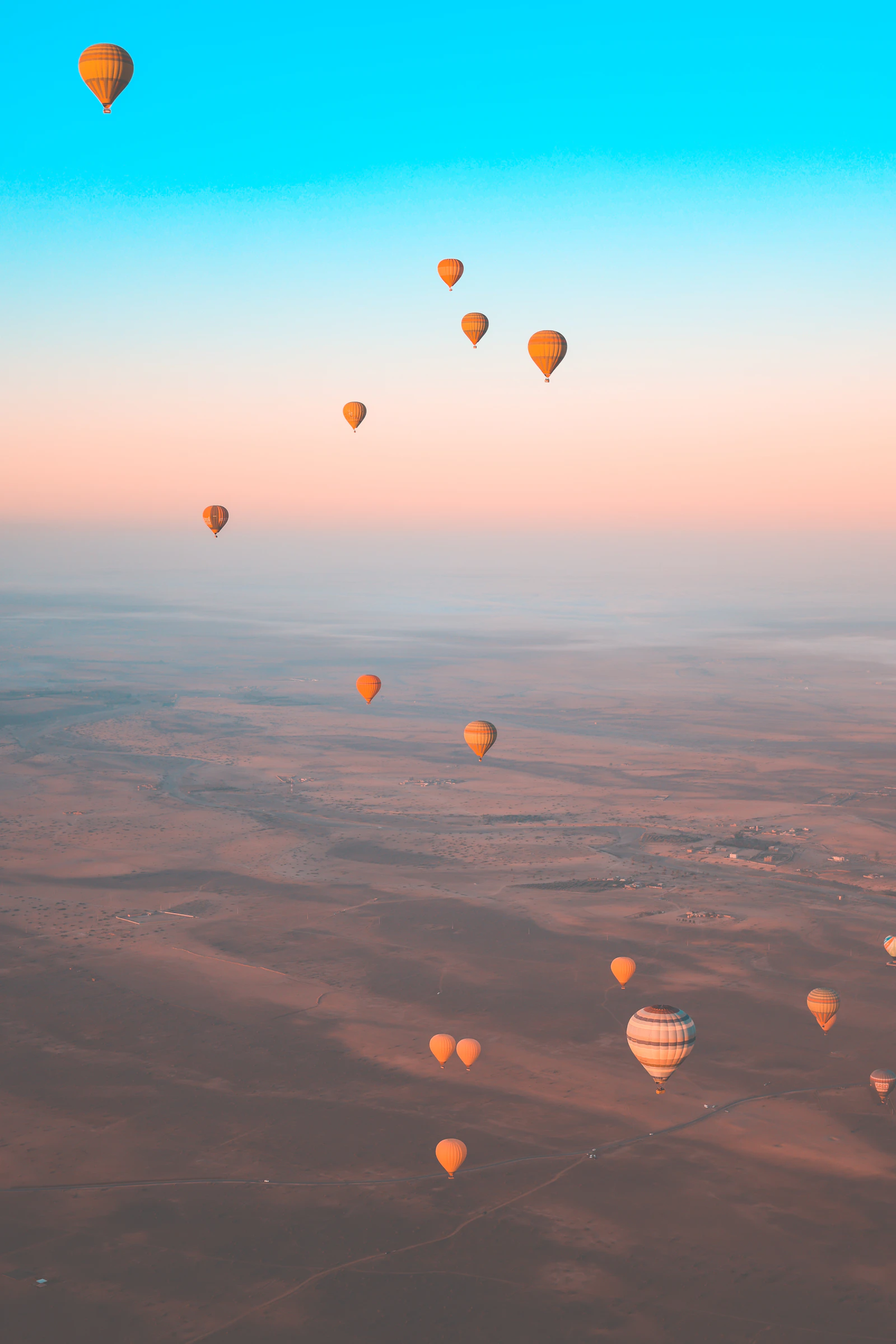 Globos elevándose sobre el desierto al amanecer