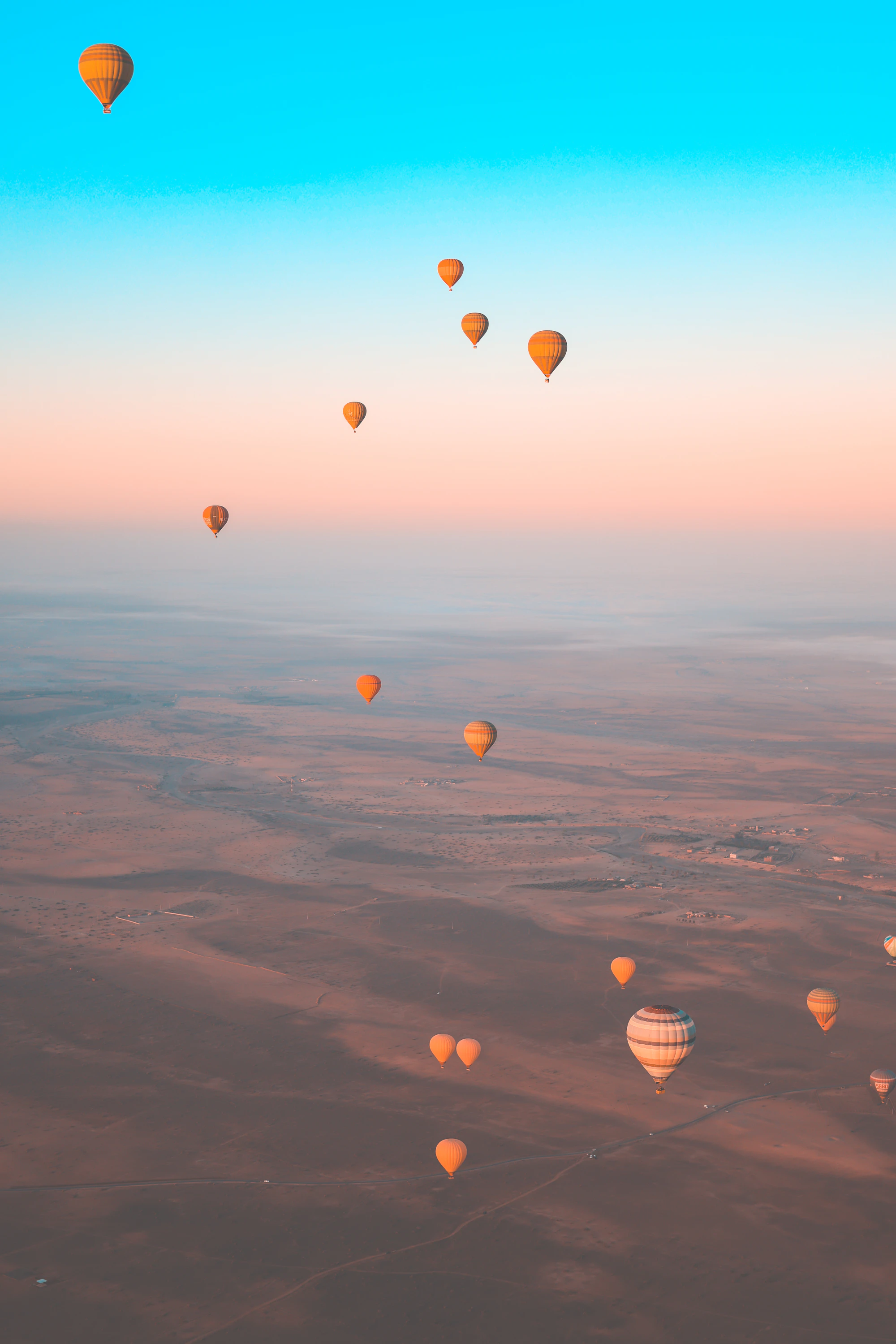 Montgolfières s’élevant au-dessus du désert au lever du soleil