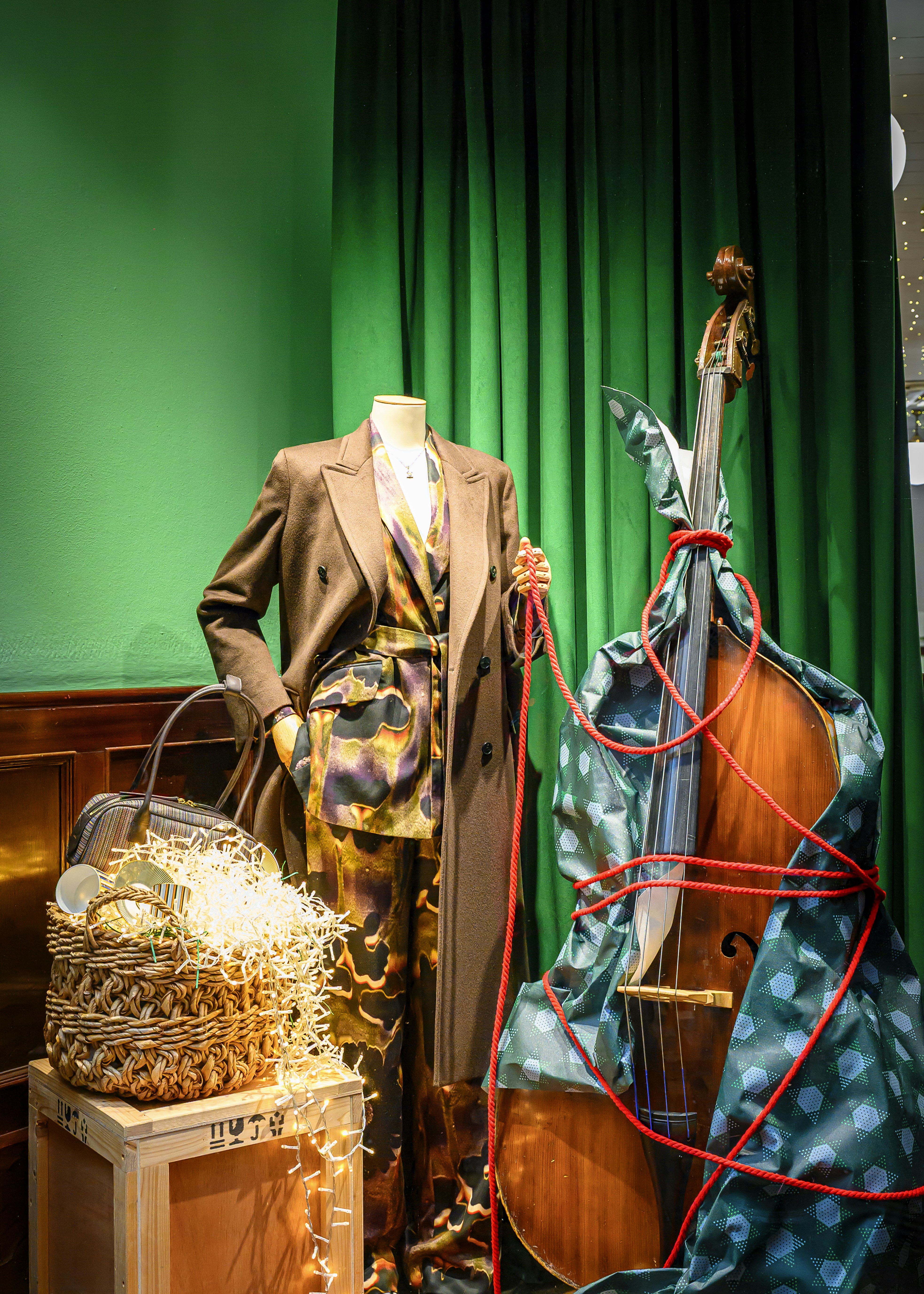 Manequim com contrabaixo e cesto