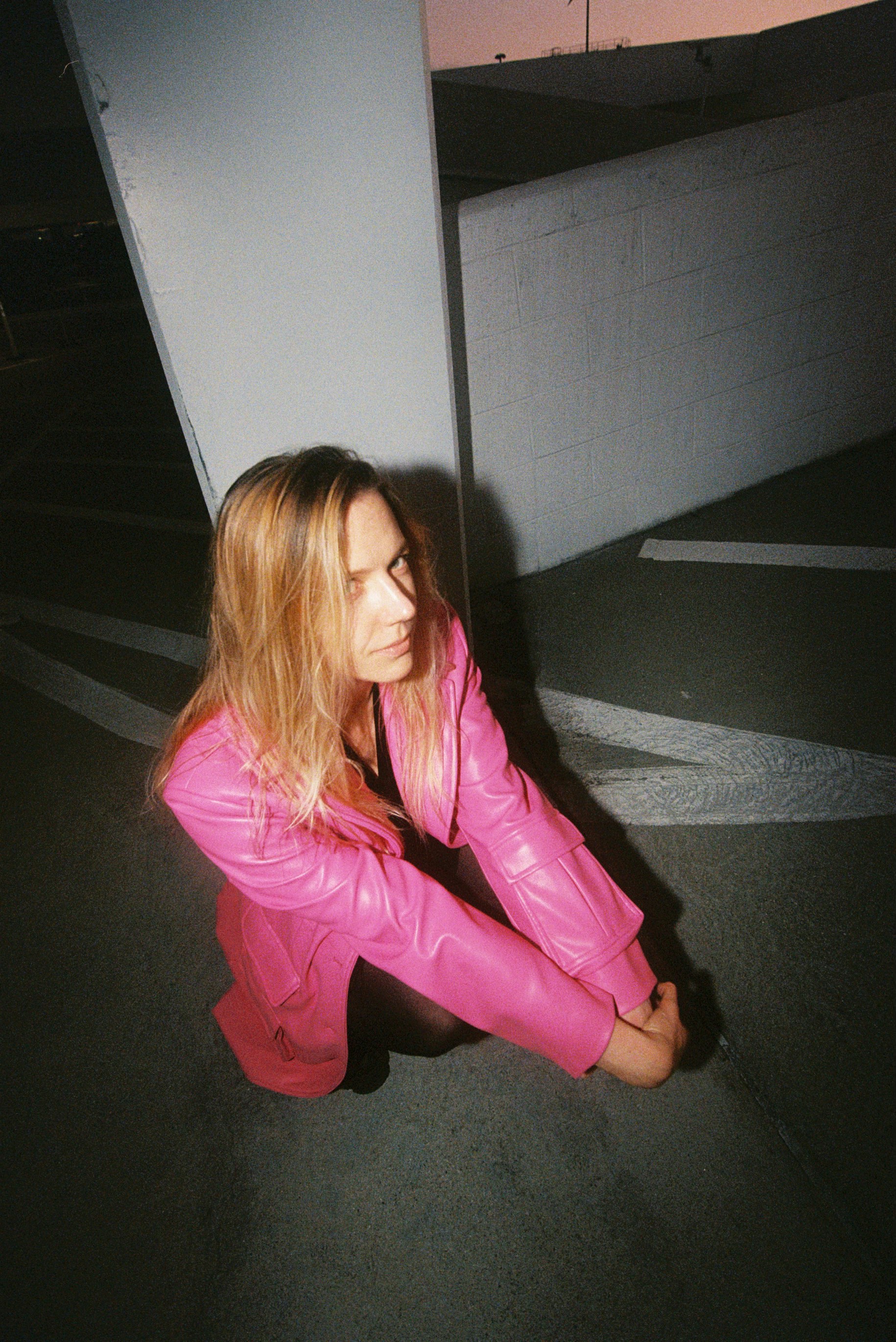 40대 50대 여성 가죽 재킷 코디 무드 이미지