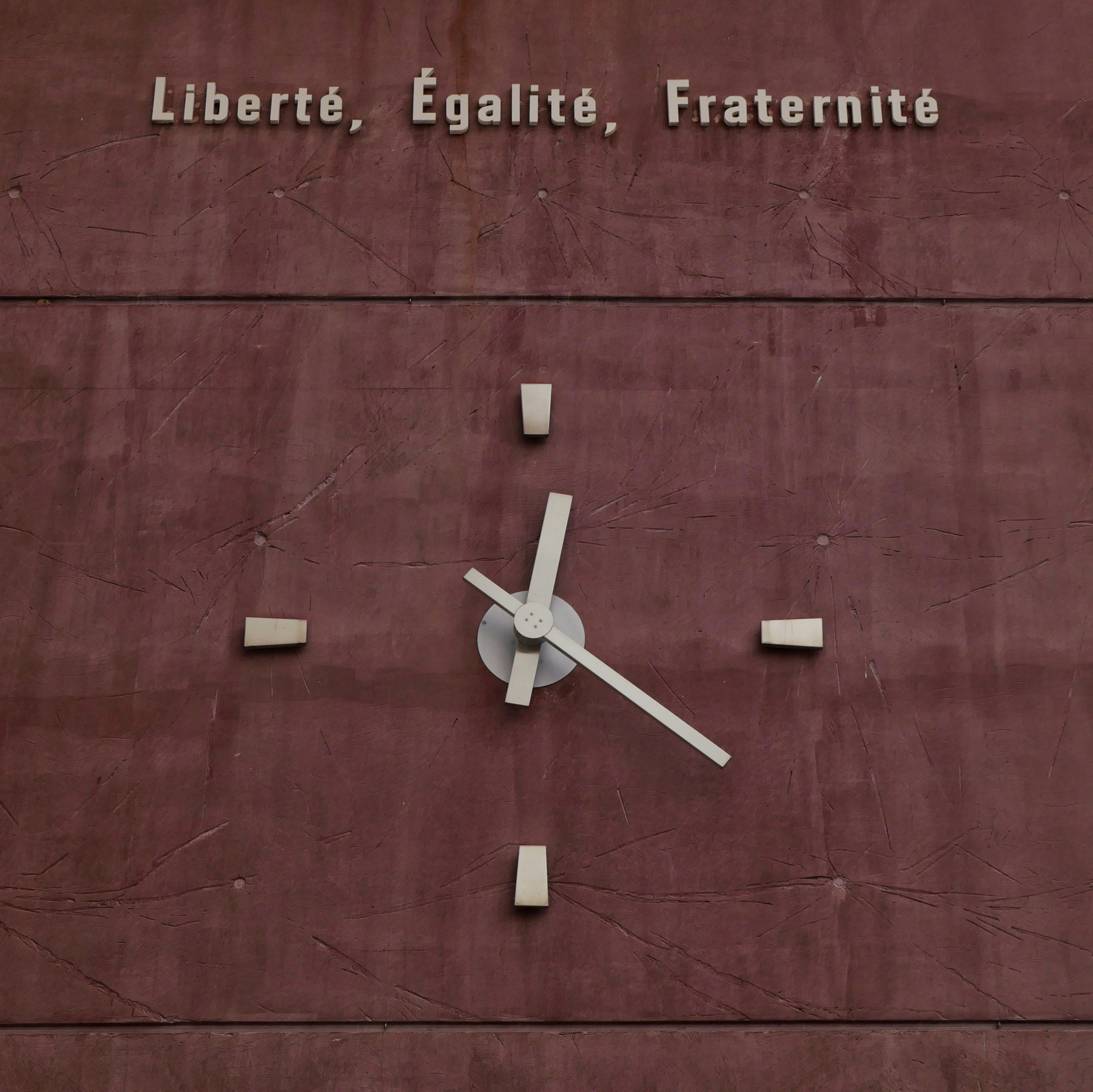 Horloge avec liberté, égalité, fraternité text.