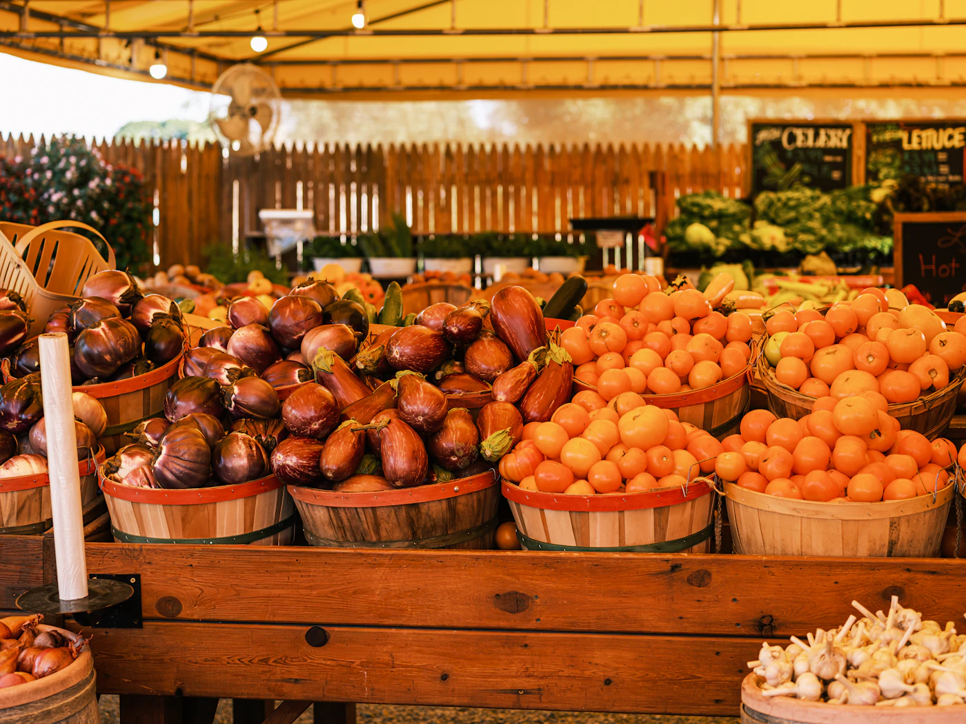 Cestos de frutas e hortícolas frescos