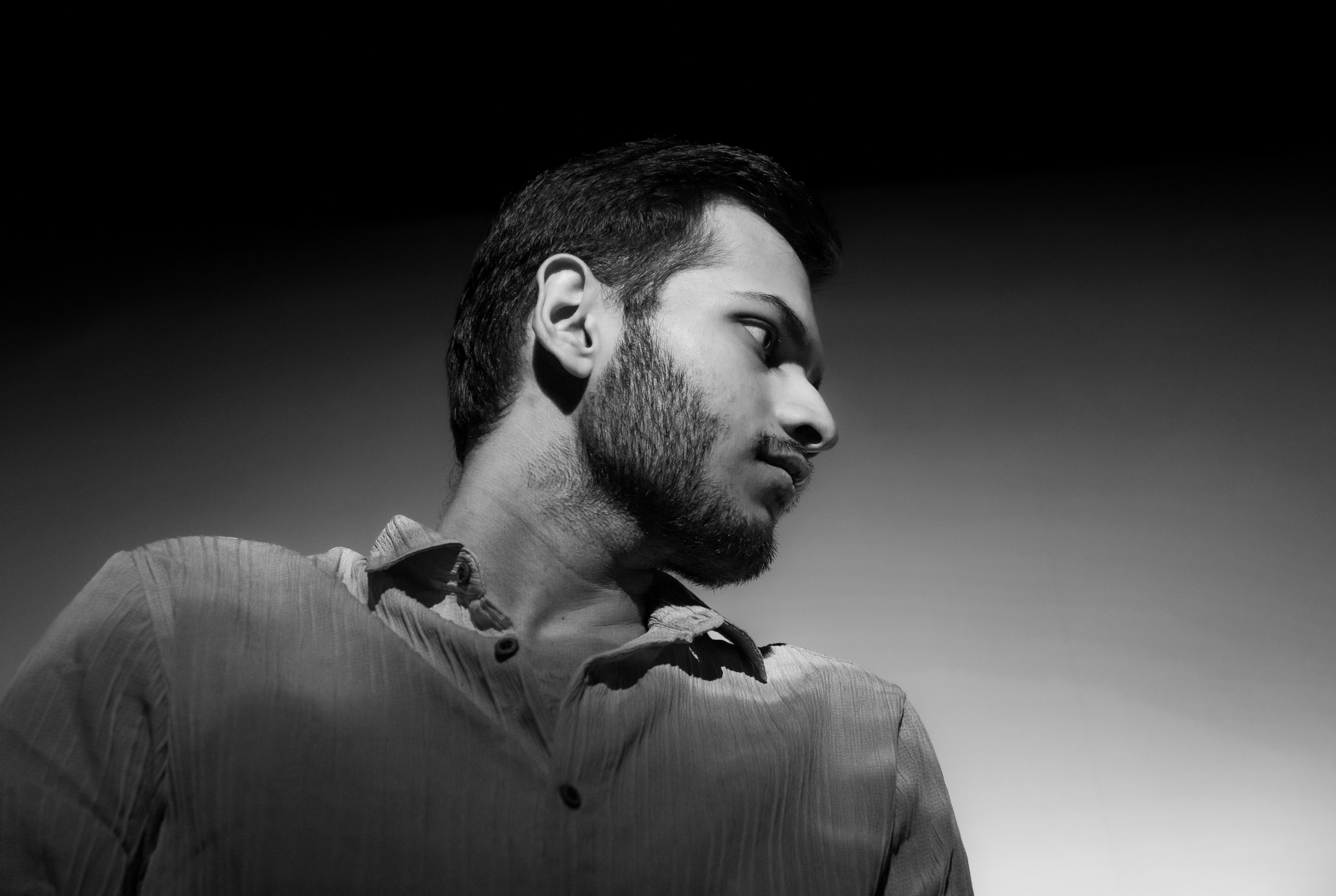 Mann mit Bart, der nachdenklich wegschaut