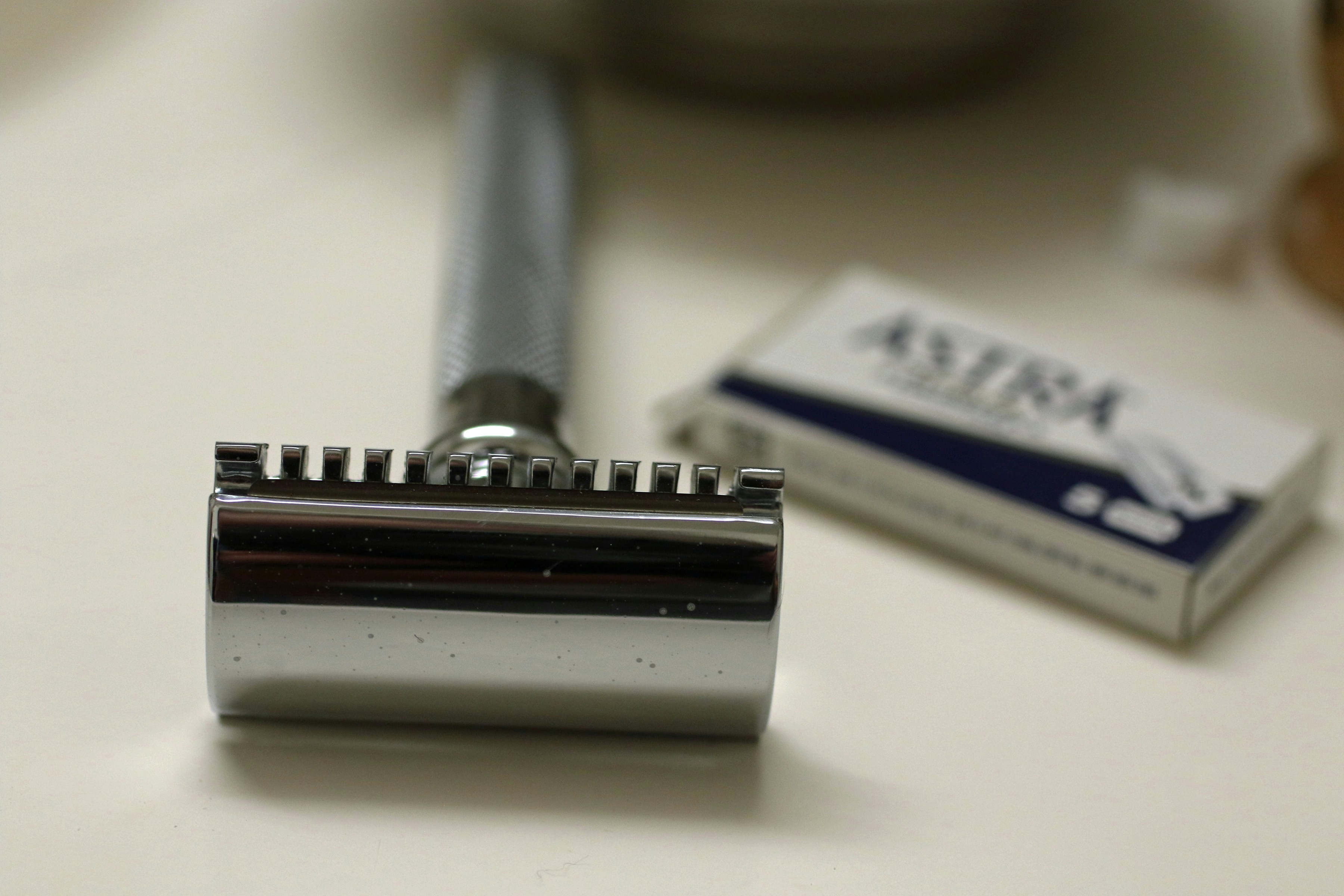 Maquinilla de seguridad de doble filo y cuchillas astra