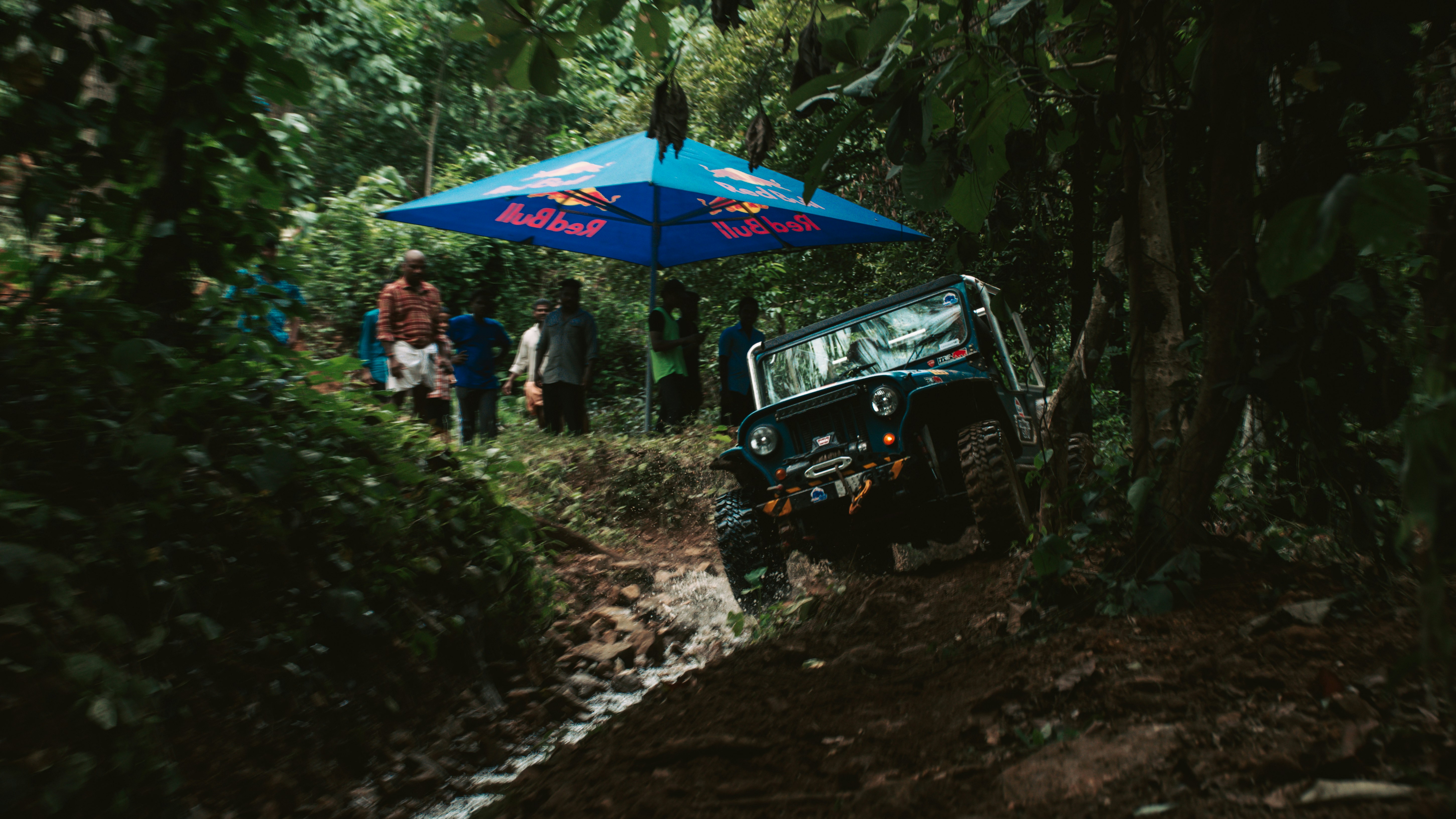 Véhicule tout-terrain naviguant sur un chemin boueux de la jungle.