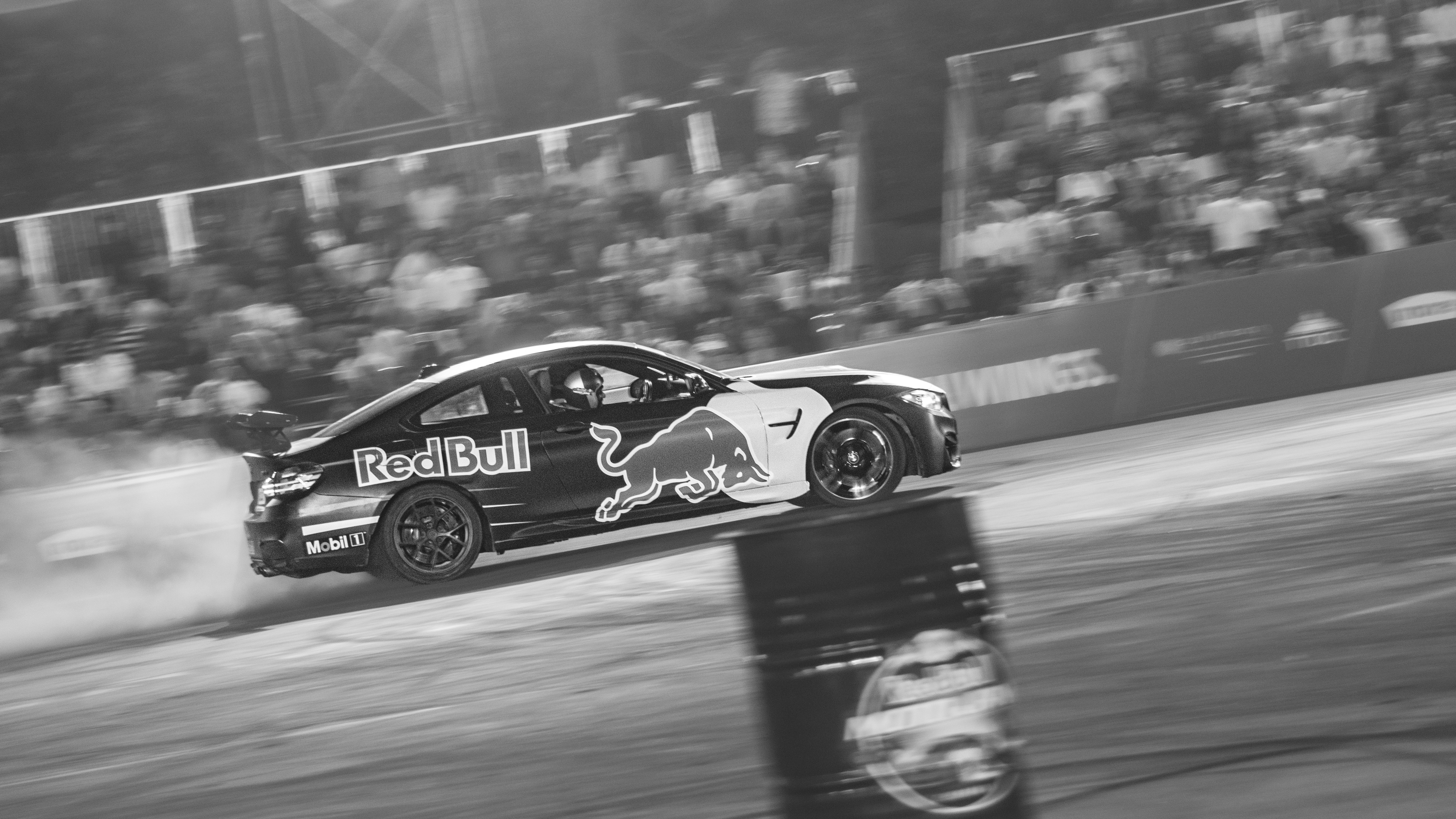 Voiture de drift avec un marquage Red Bull près du tonneau