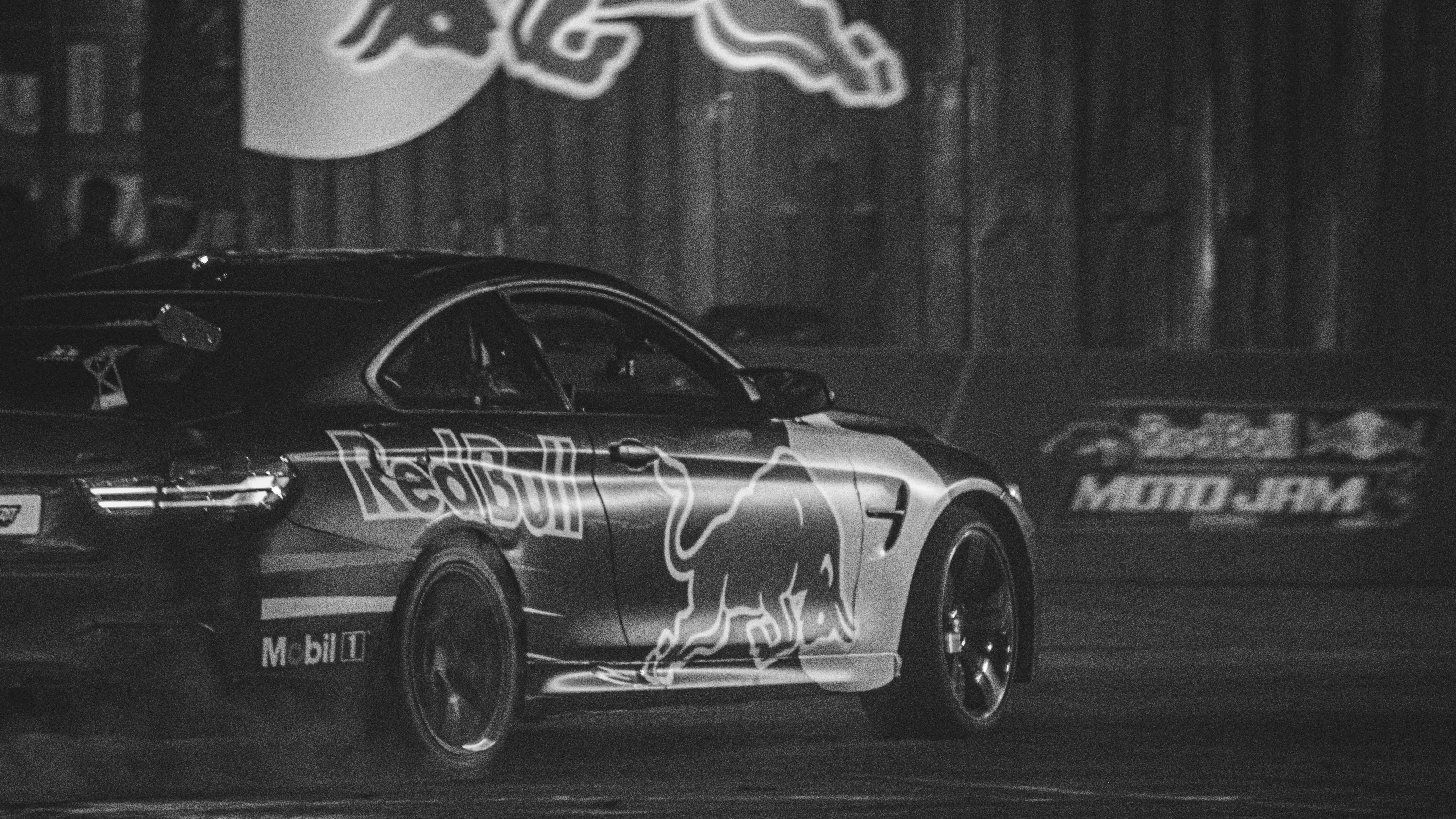 Voiture noire et blanche avec le logo du taureau rouge