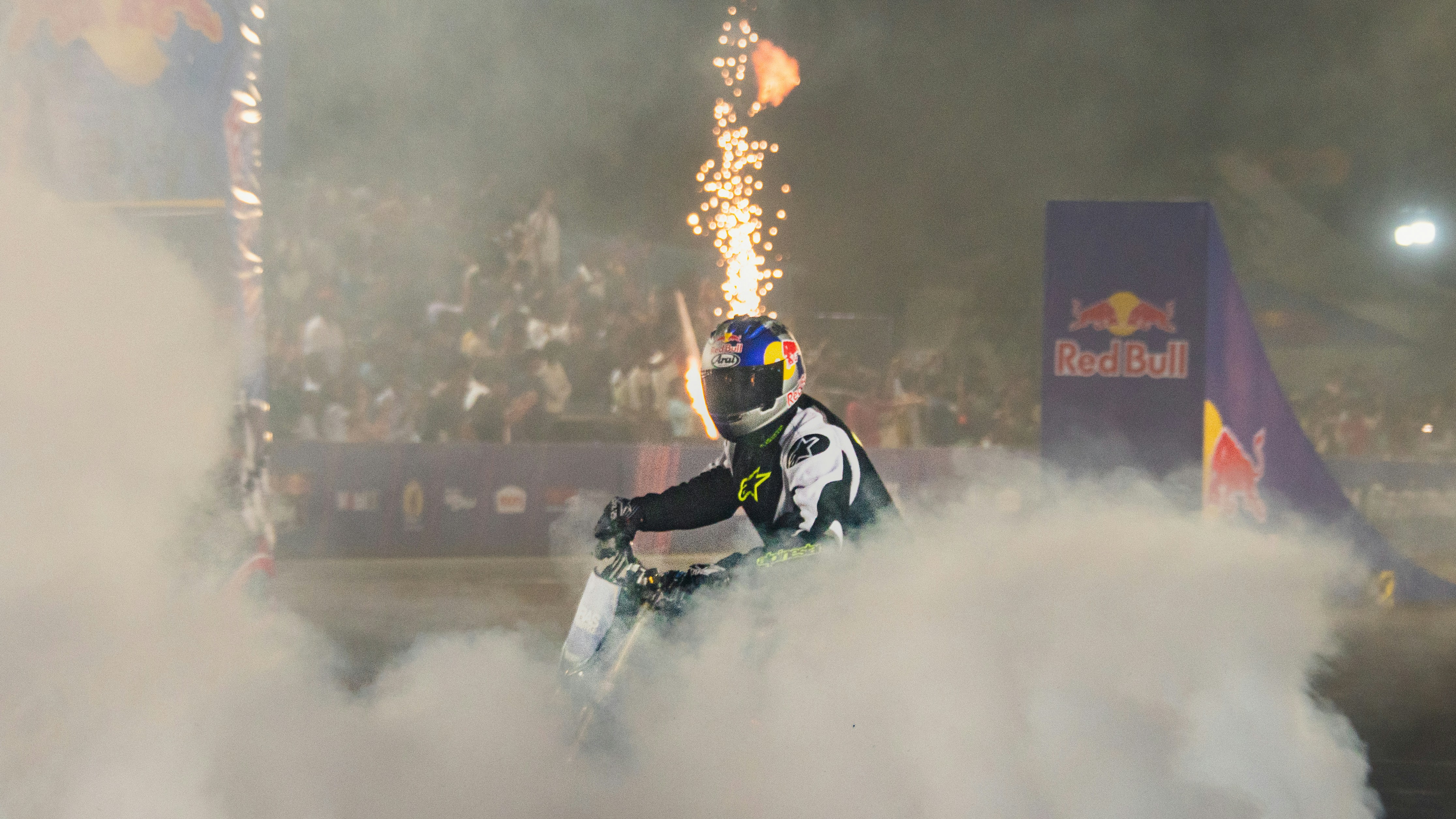 Pilote de motocross avec des feux d’artifice et de la fumée