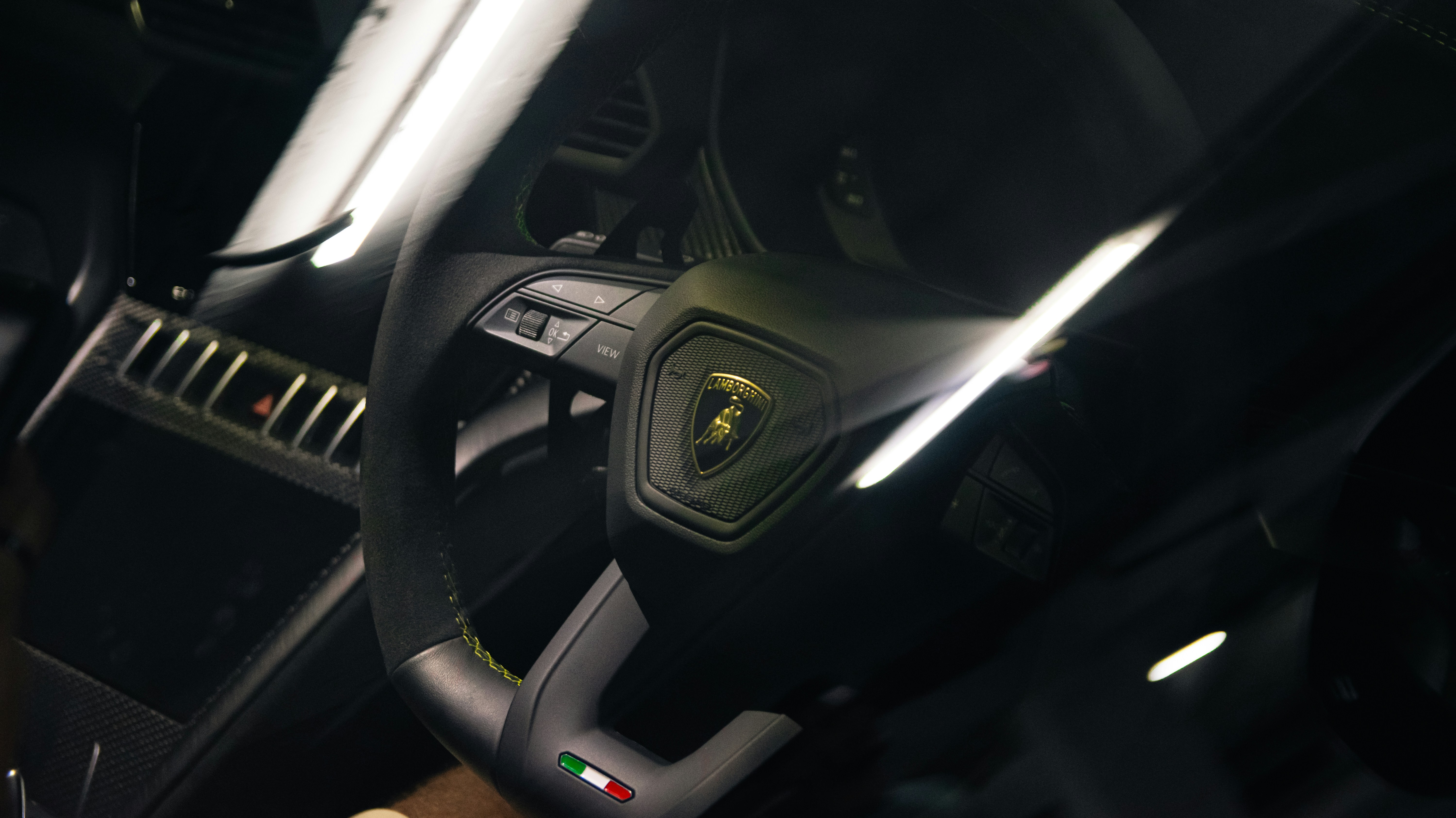 Gros plan intérieur du volant Lamborghini