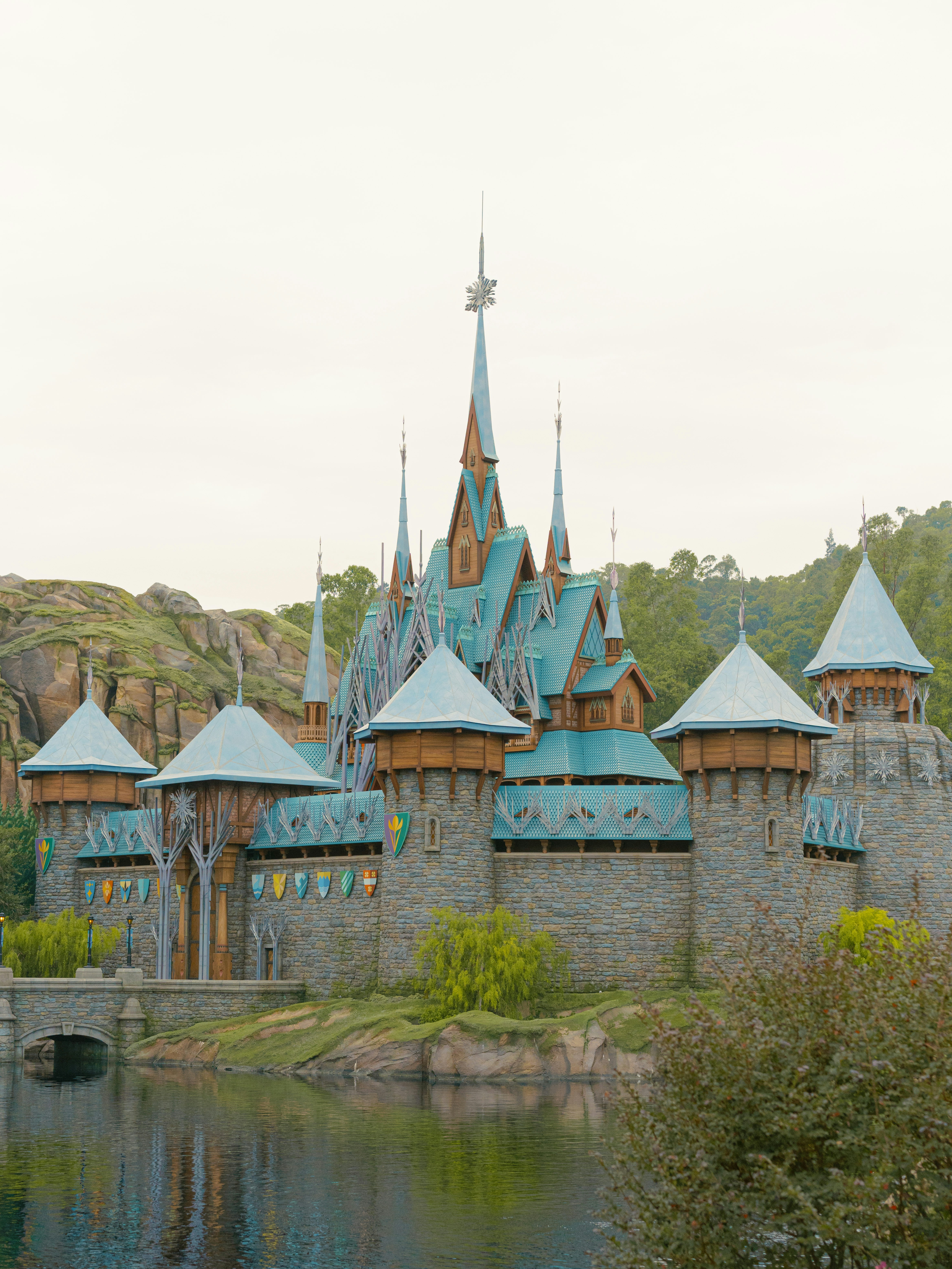 Ein Märchenschloss mit Türmchen an einem See.