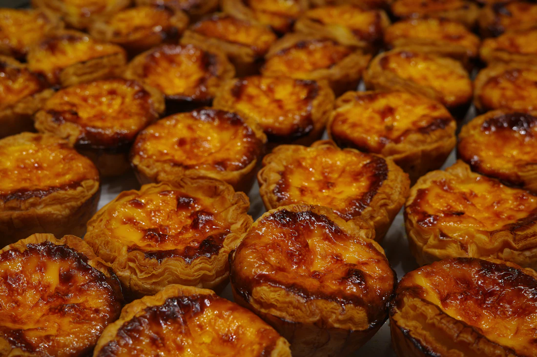 Tabuleiro de pastéis de nata acabados de sair do forno