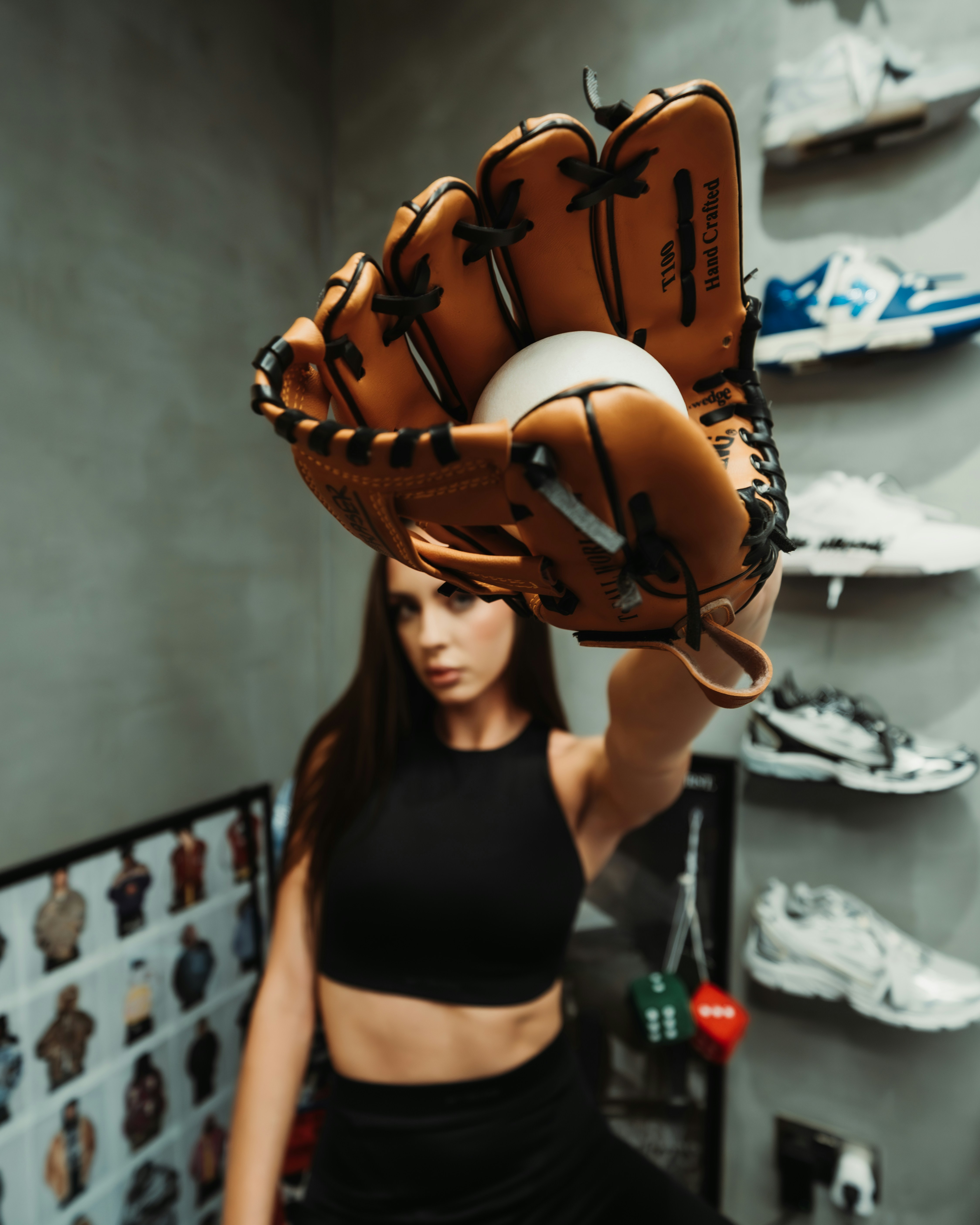 Mujer sosteniendo un guante de béisbol con una pelota