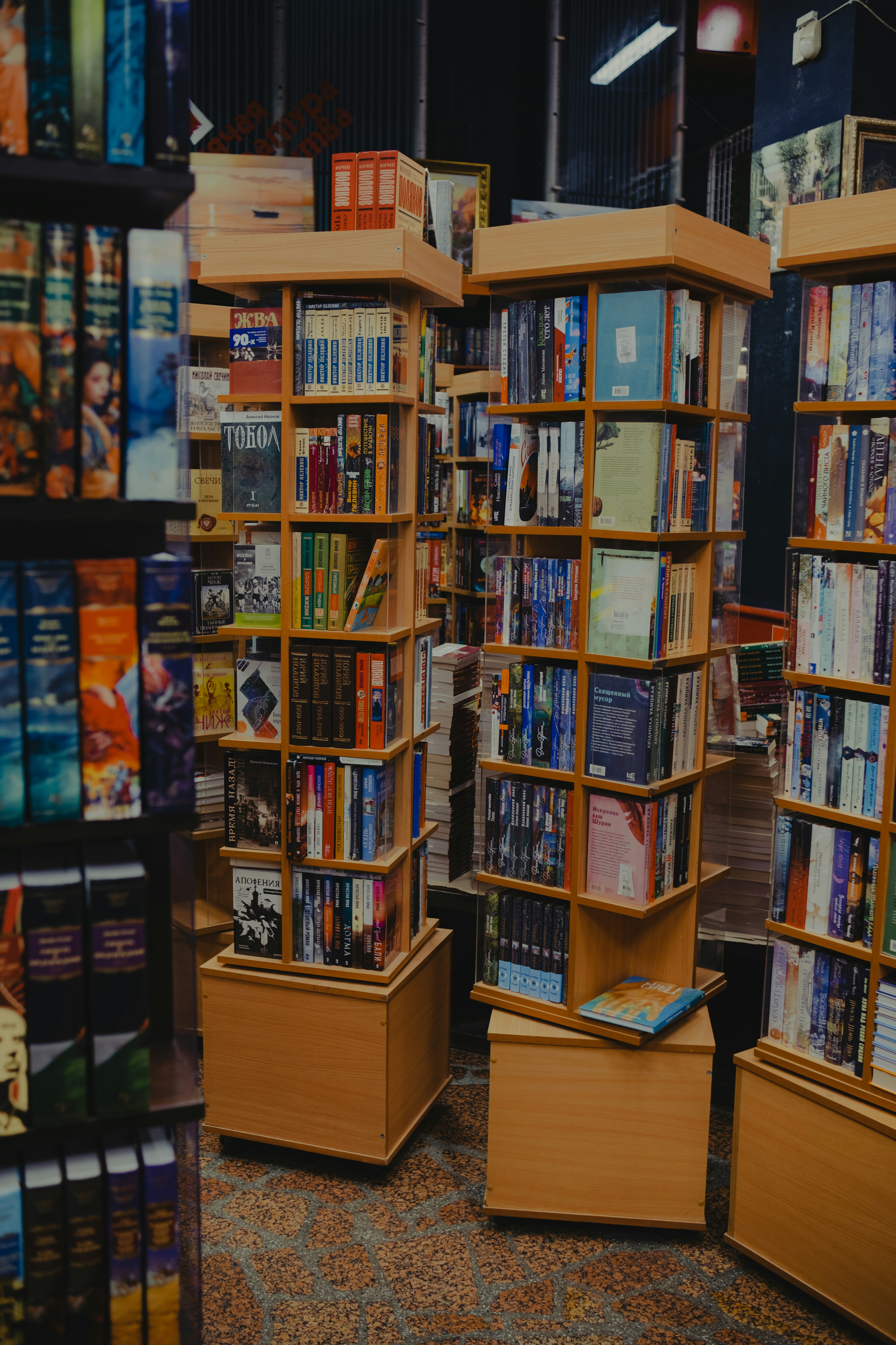 How Indie Bookstores Win in 2026: Experience‑First E‑commerce, Creator Collabs, and Tokenized Collectibles