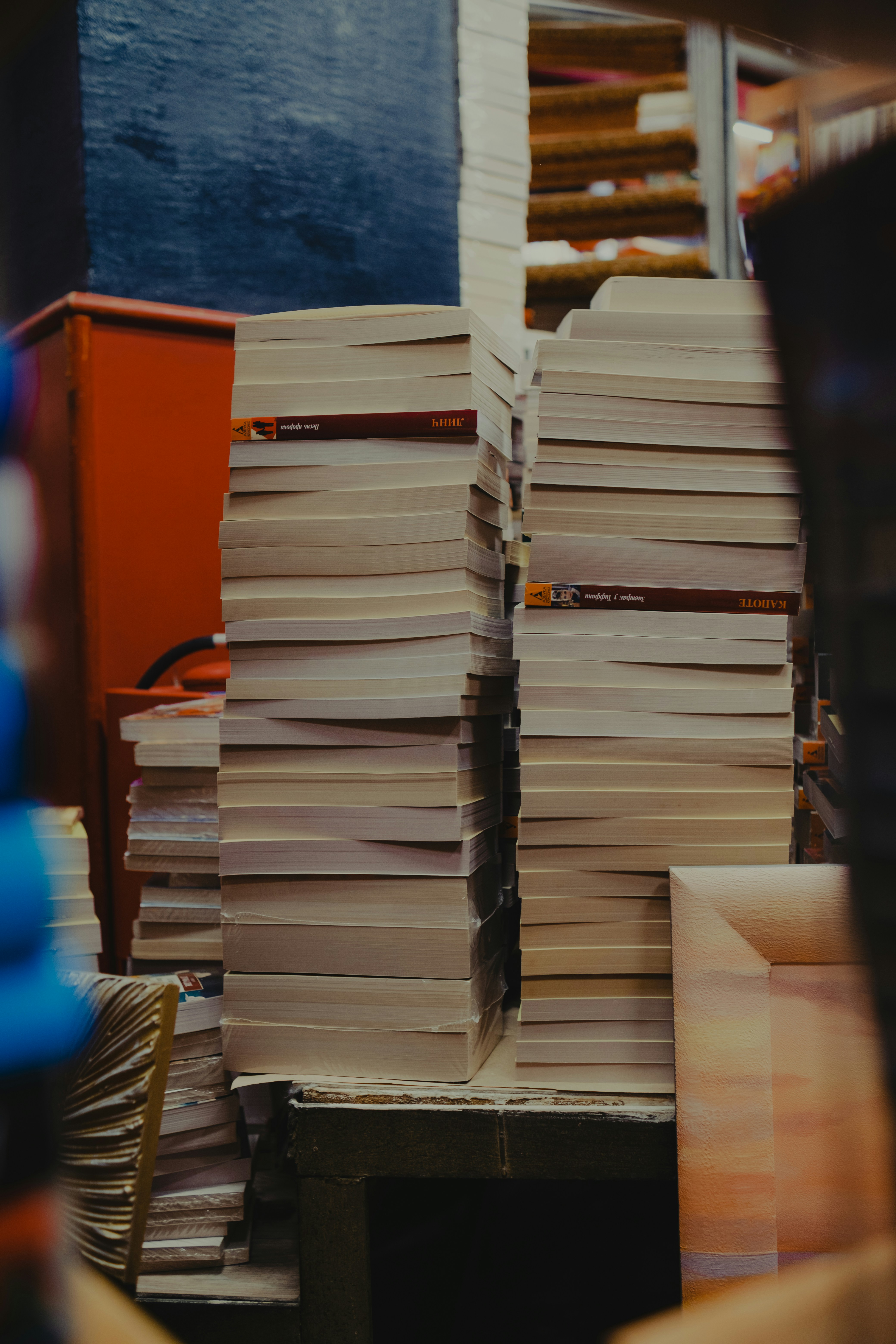 Dos pilas altas de libros en una estantería