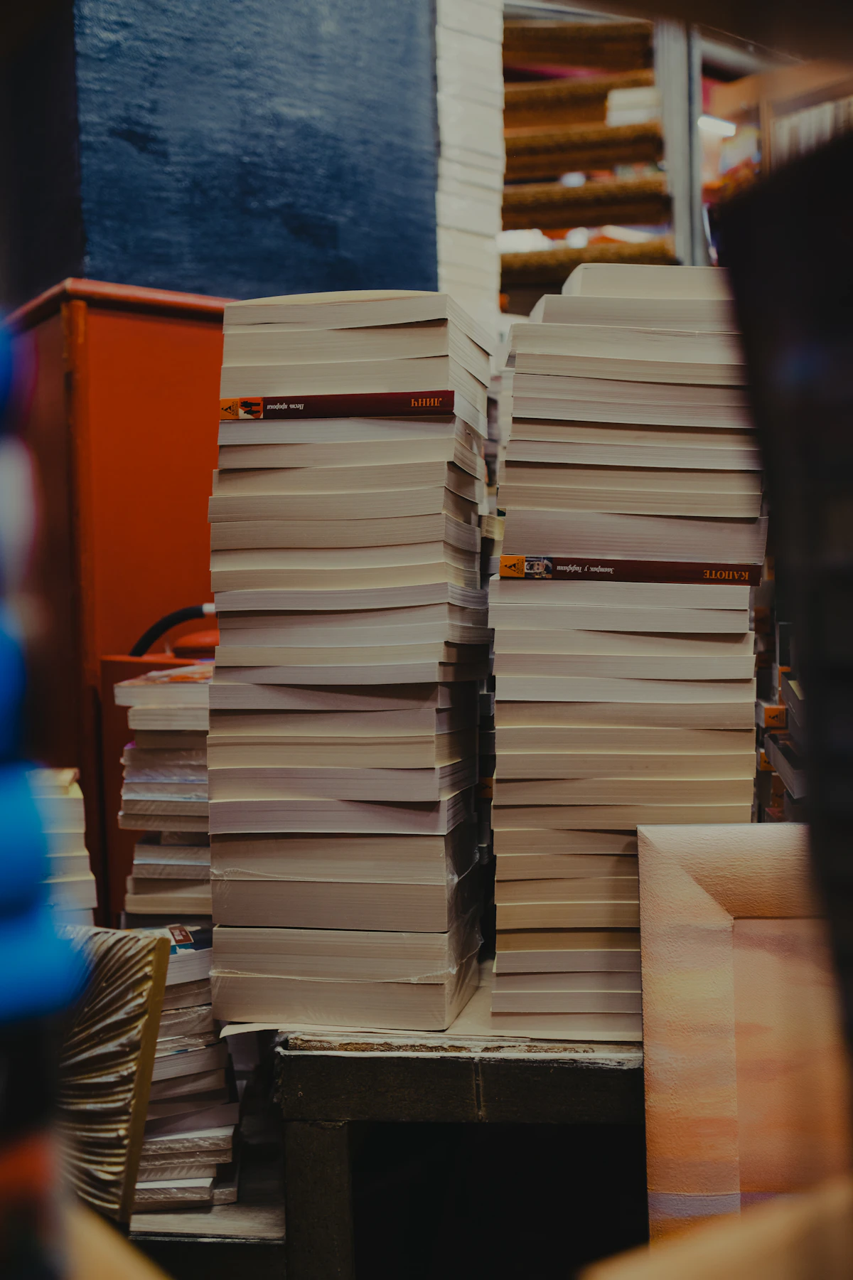Dua tumpukan buku tinggi di rak