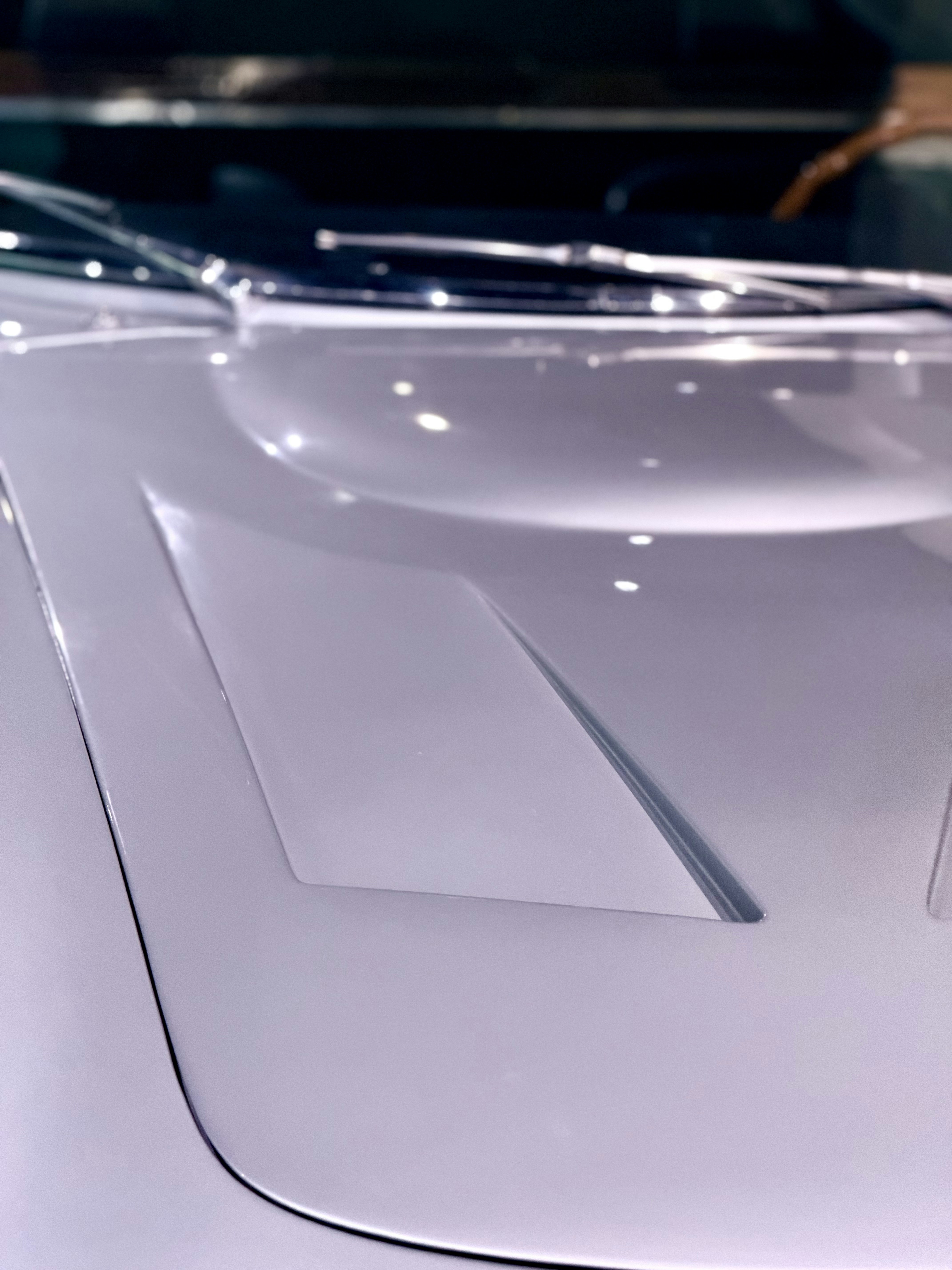 換気口付きの銀色のボンネットのクローズアップ。