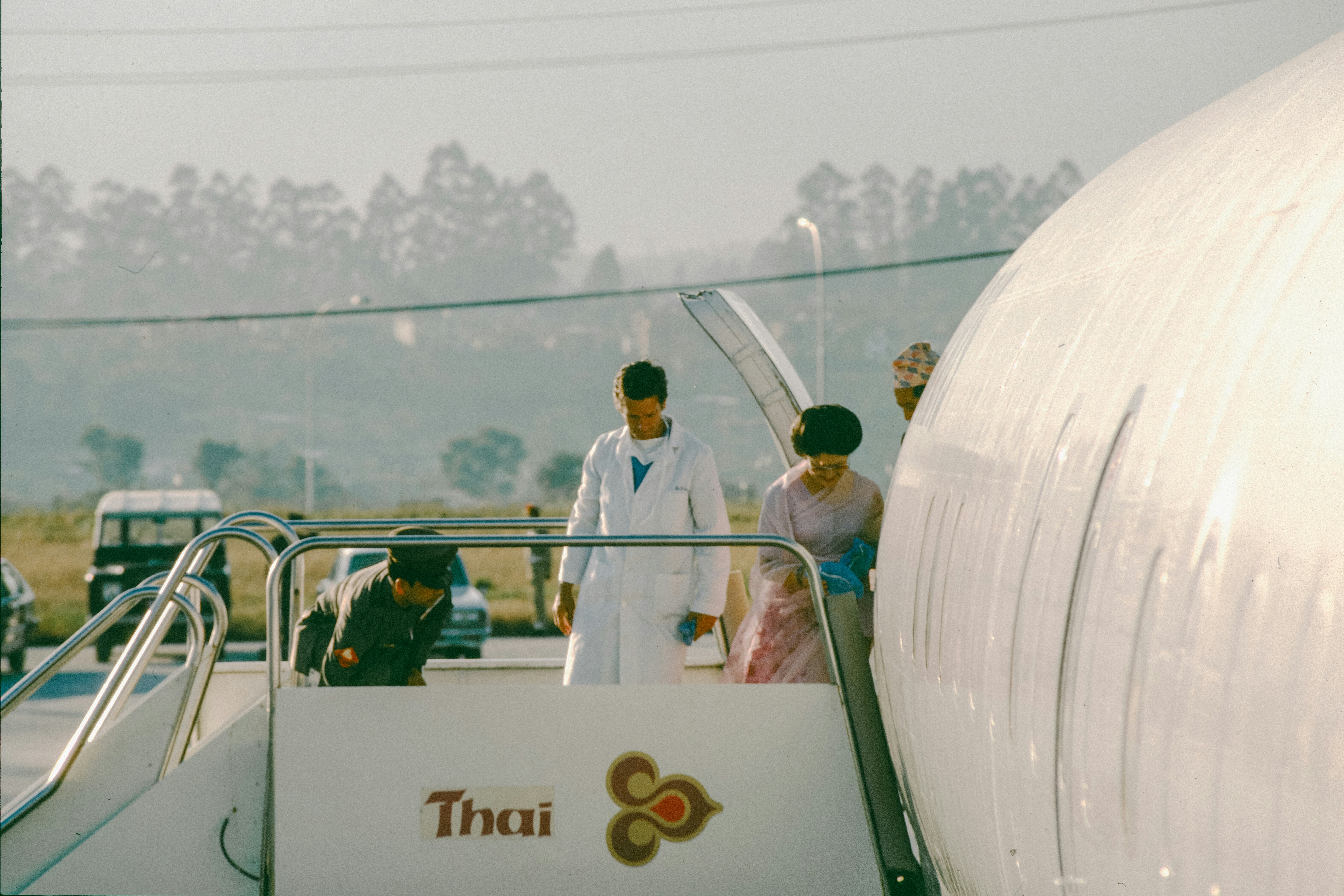 Personas desembarcando de un avión tailandés