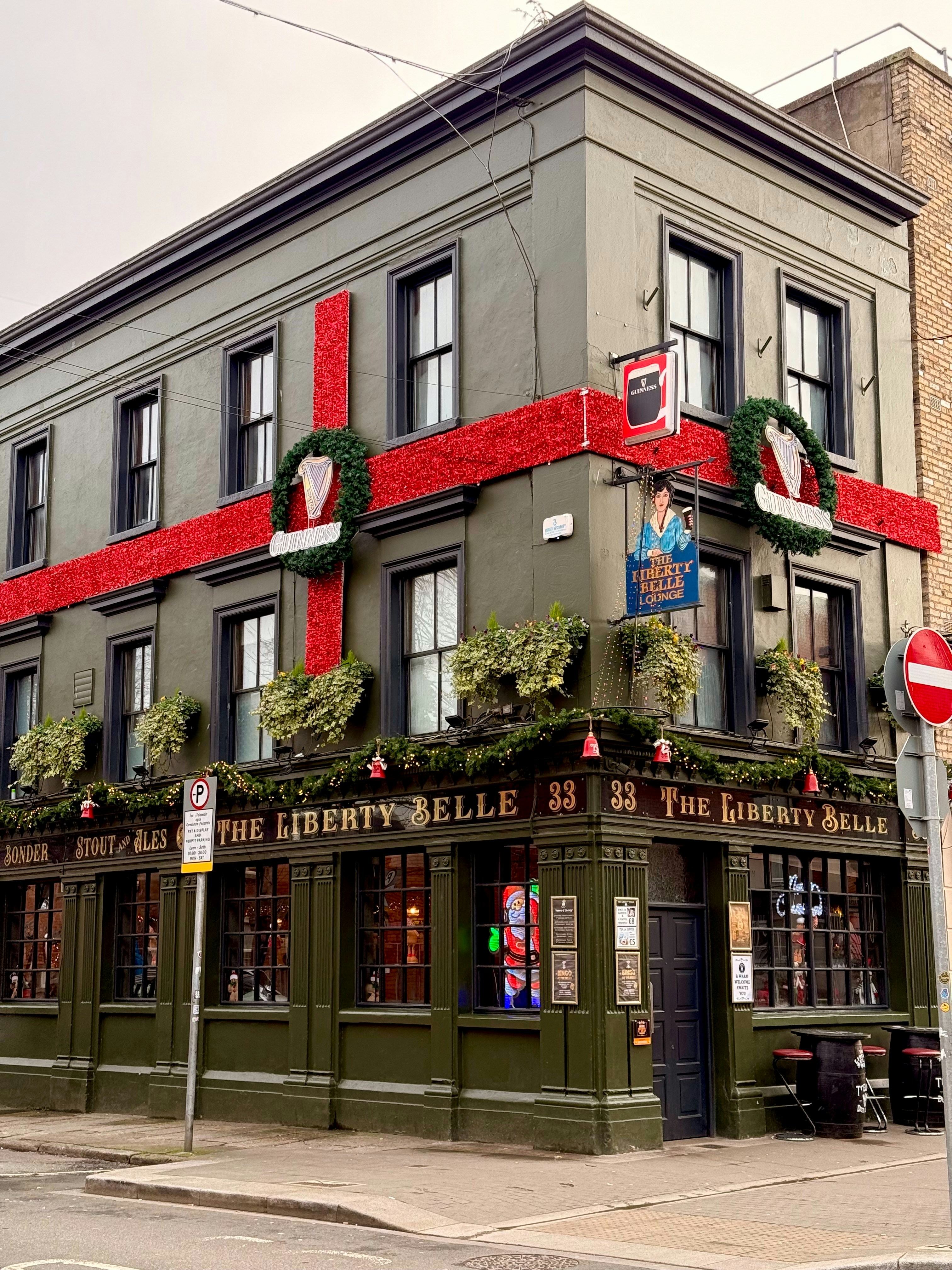 Das Liberty Belle Pub, das für Weihnachten dekoriert ist