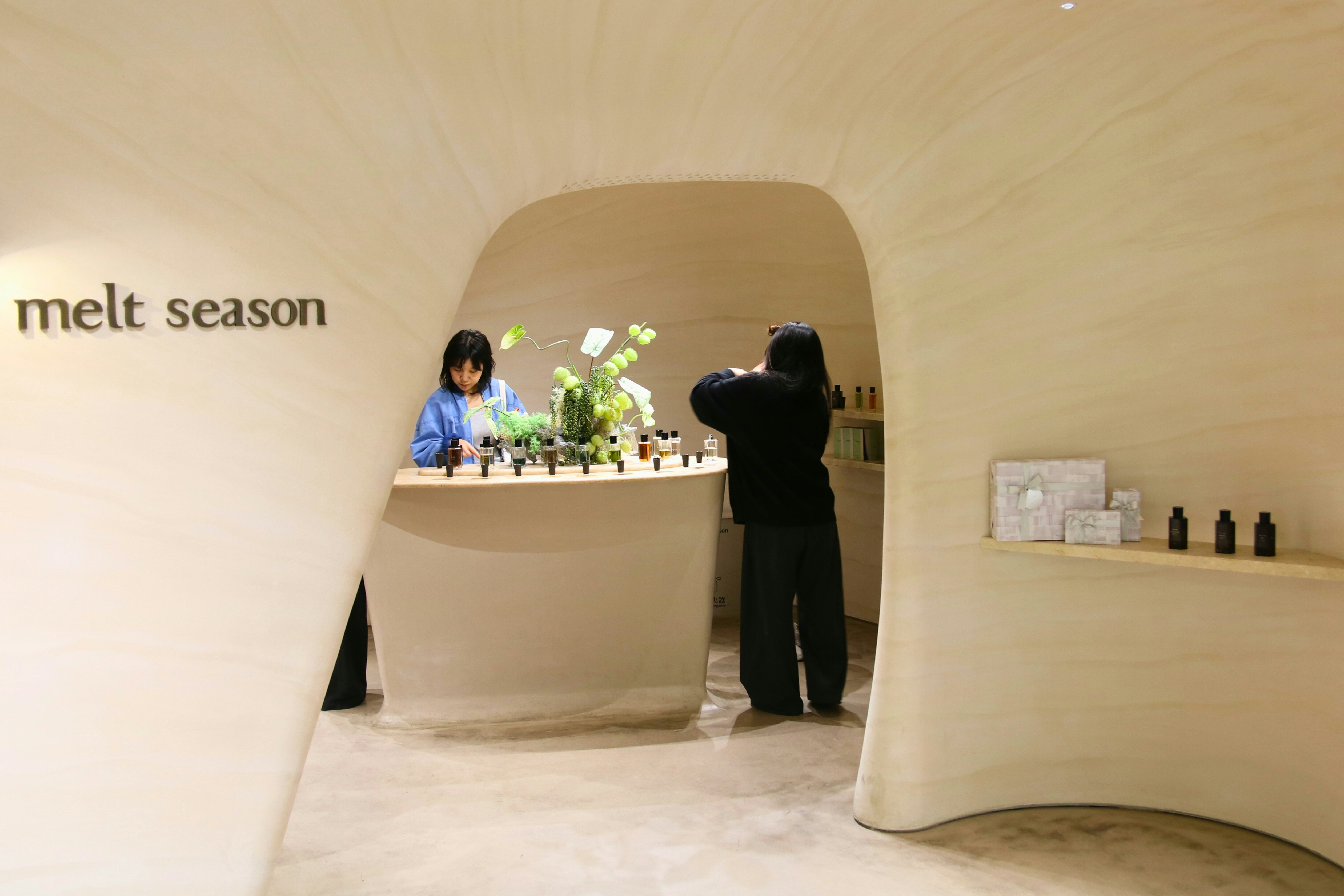 Olfactory Storytelling in 2026: How Sensory Pop‑Ups, Tunable Light, and Creator Commerce Rewrite Fragrance Discovery