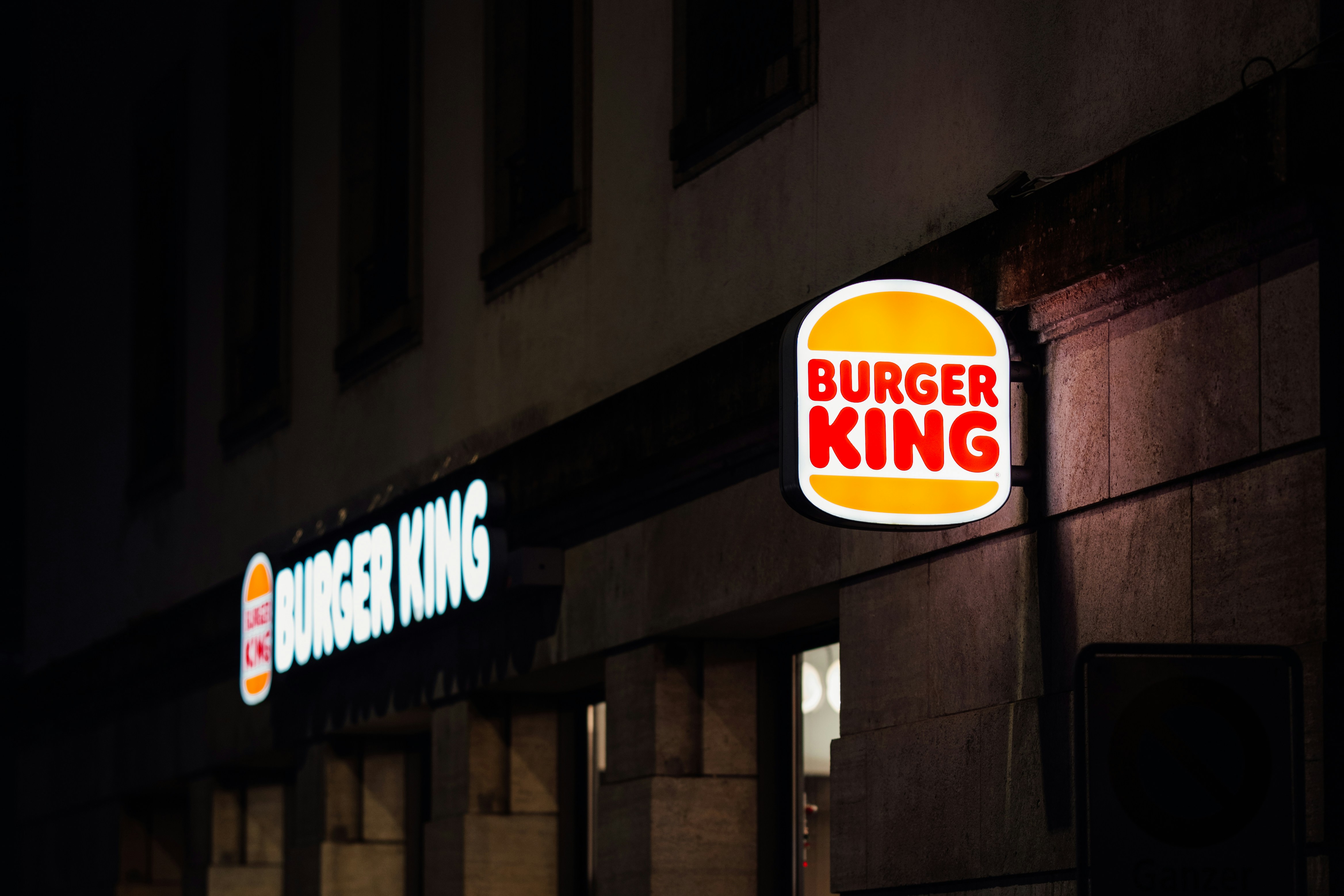 https://images.unsplash.com/photo-1765569088574-3178f974b2bf?ixid=M3w2MjYzNjJ8MHwxfHNlYXJjaHw2fHxyZXN0YXVyYW50JTIwZnJhbmNoaXNlfGVufDB8MHx8fDE3ODExOTgwODl8MA&ixlib=rb-4.1.0